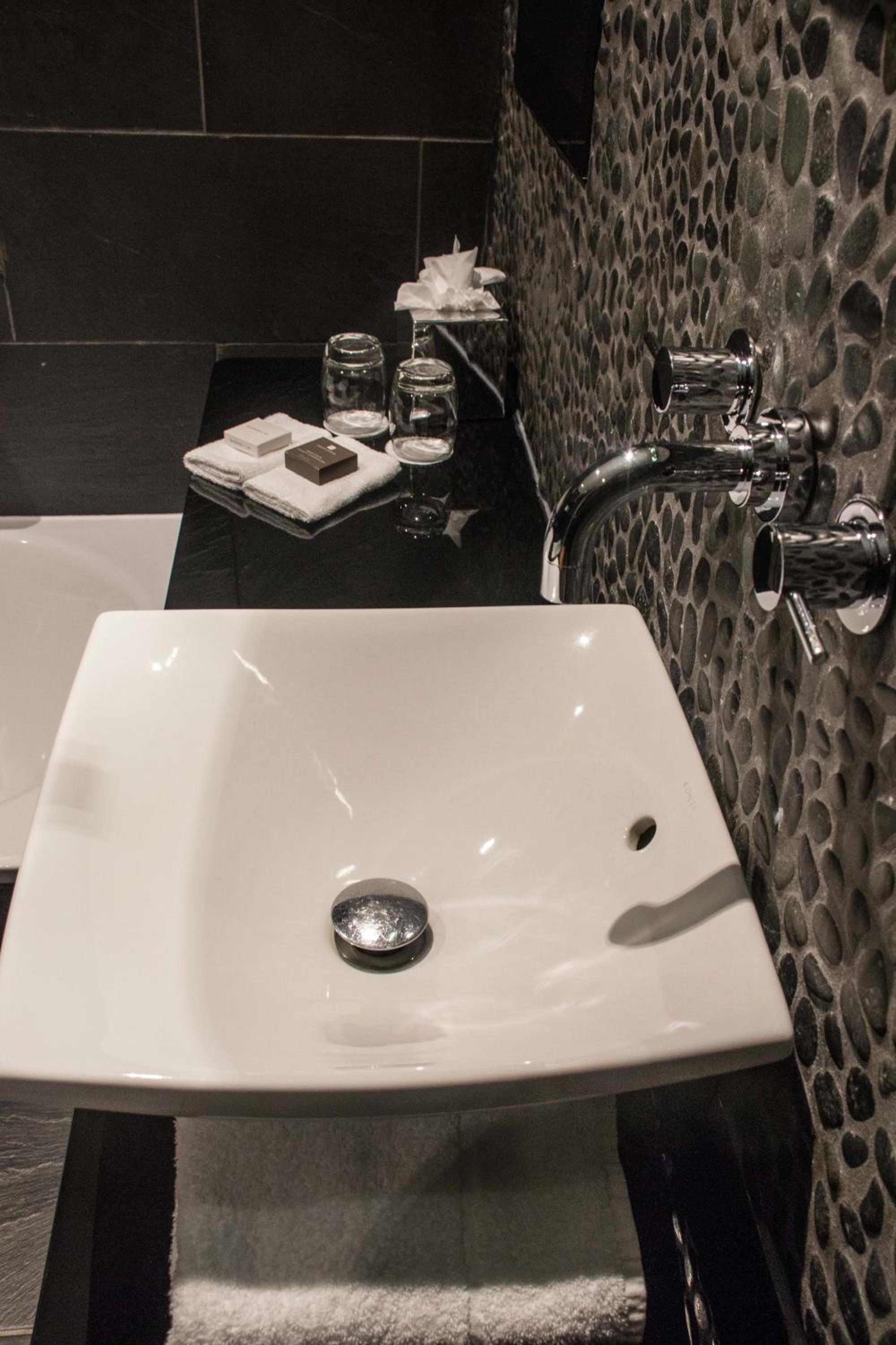 Executive Double Room - Photo 7