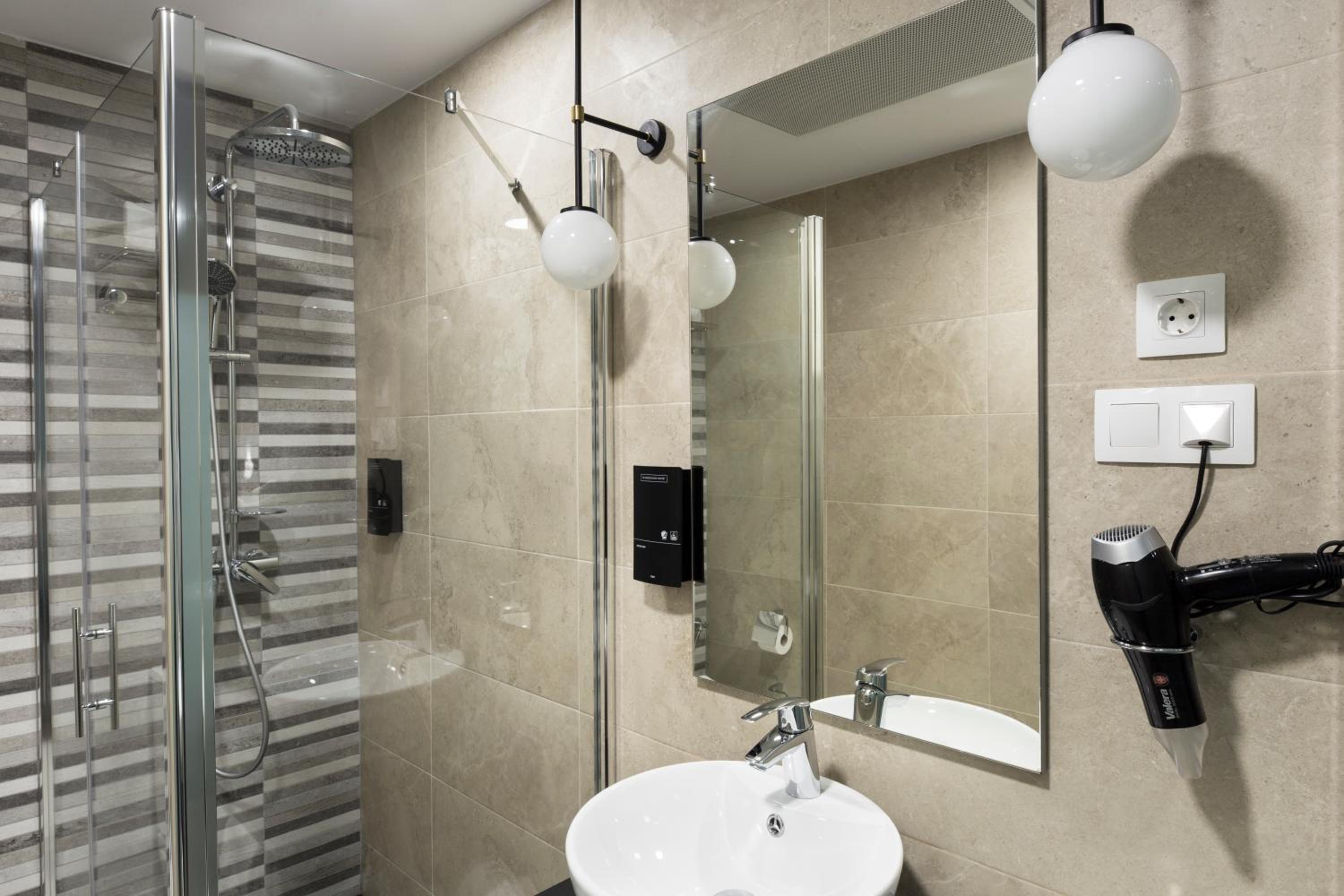 Double or Twin Room - Photo 8