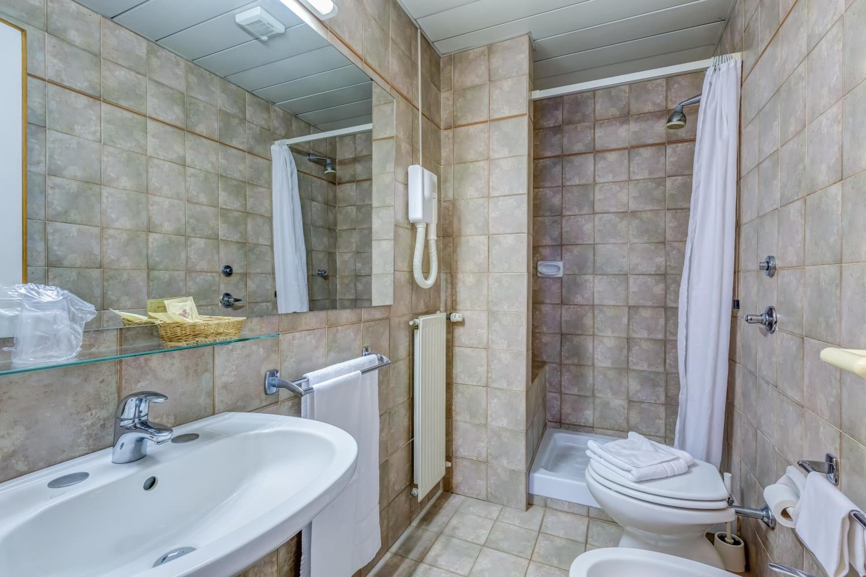 Triple Room thumbnail 6