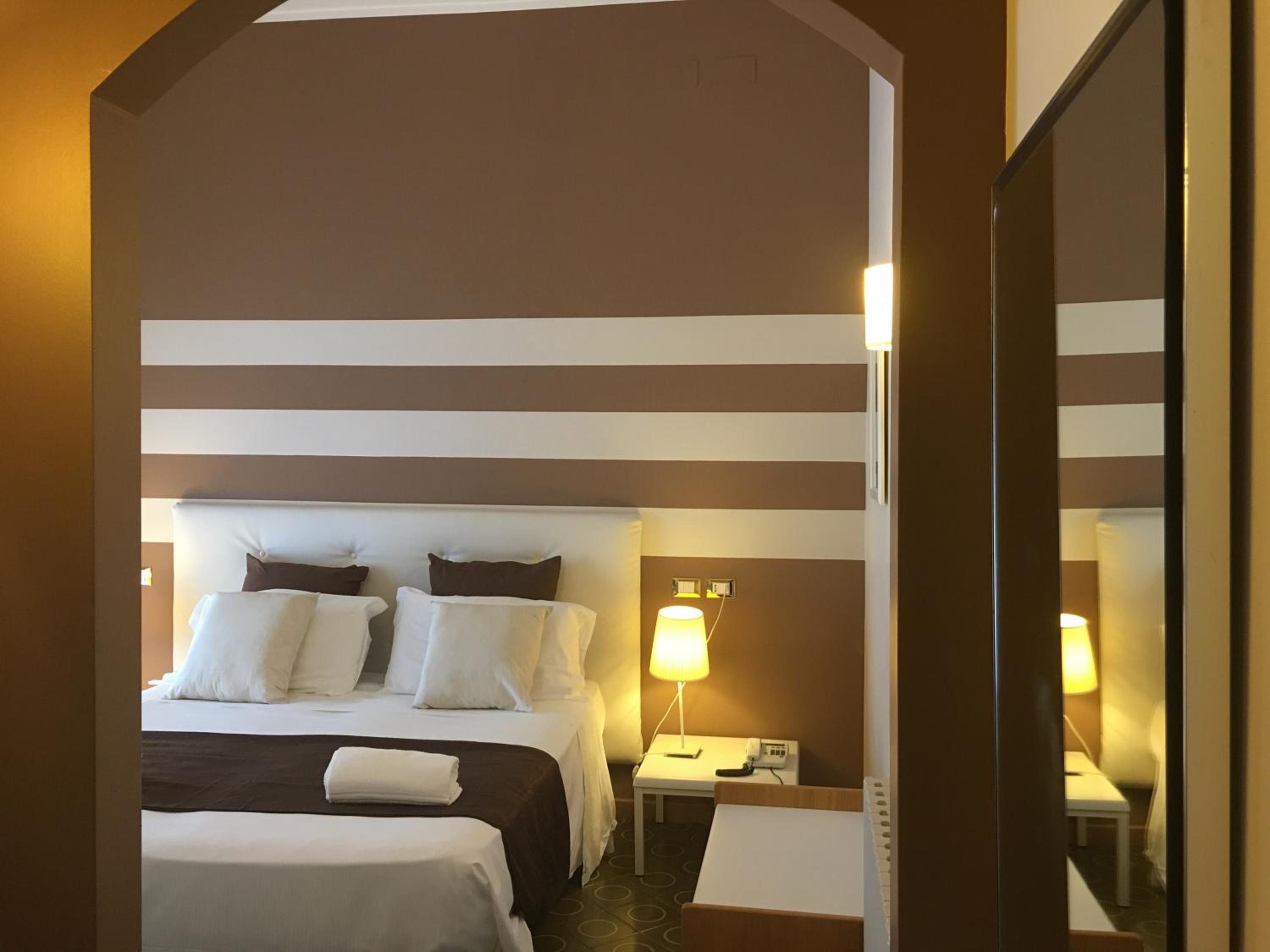Standard Double or Twin Room - Photo 13