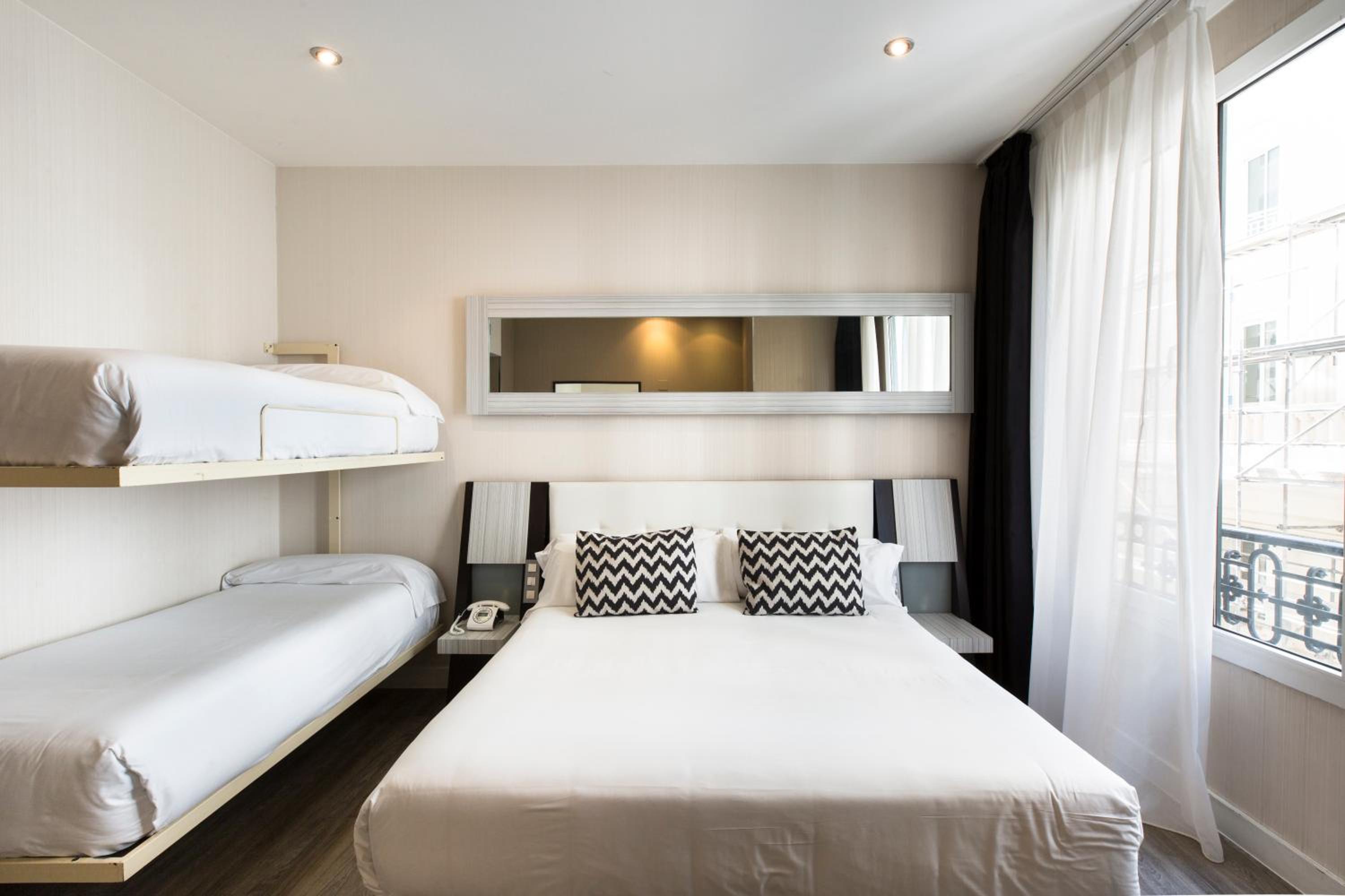Quadruple Room (4 Adults) - Photo 4