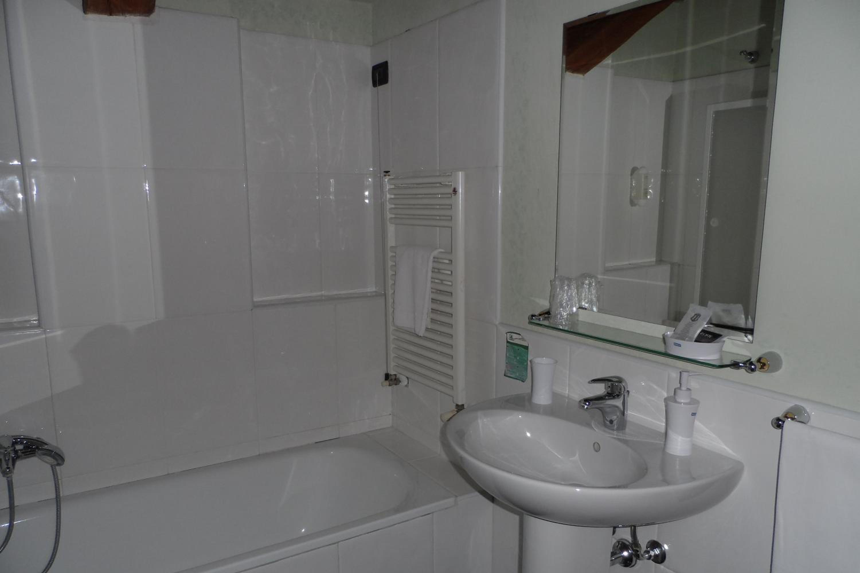 Deluxe Double or Twin Room - Photo 4