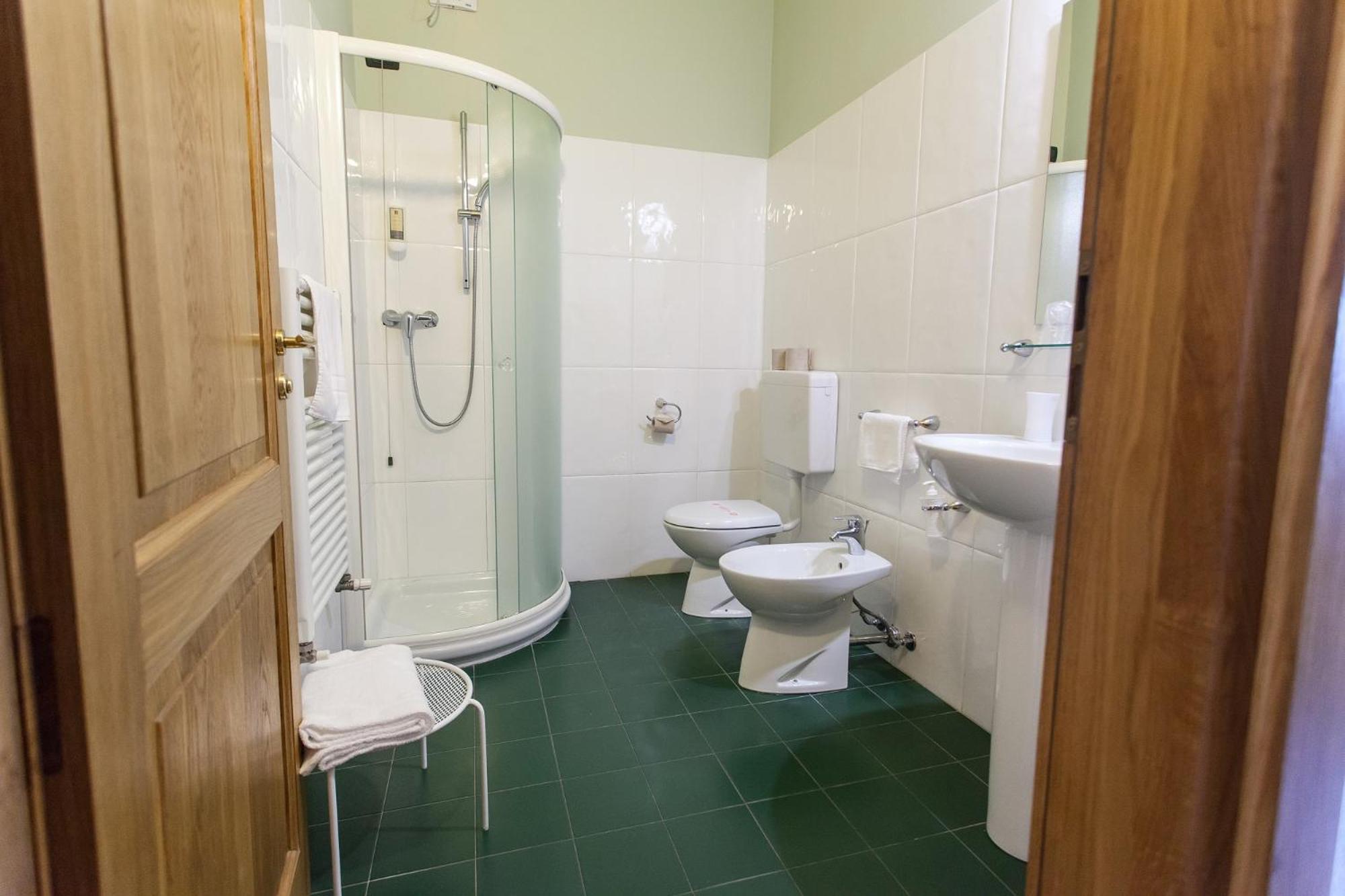 Double or Twin Room - Photo 8