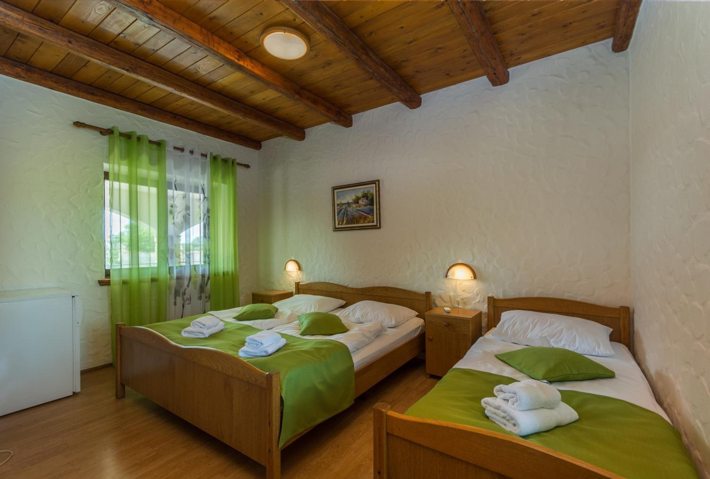 Habitación triple con balcón compartido