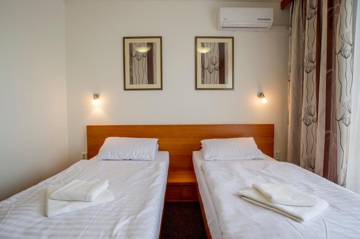 Double or Twin Room without Balcony photo 3