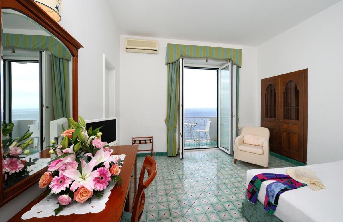 Superior Double Room with Sea View - Photo 5
