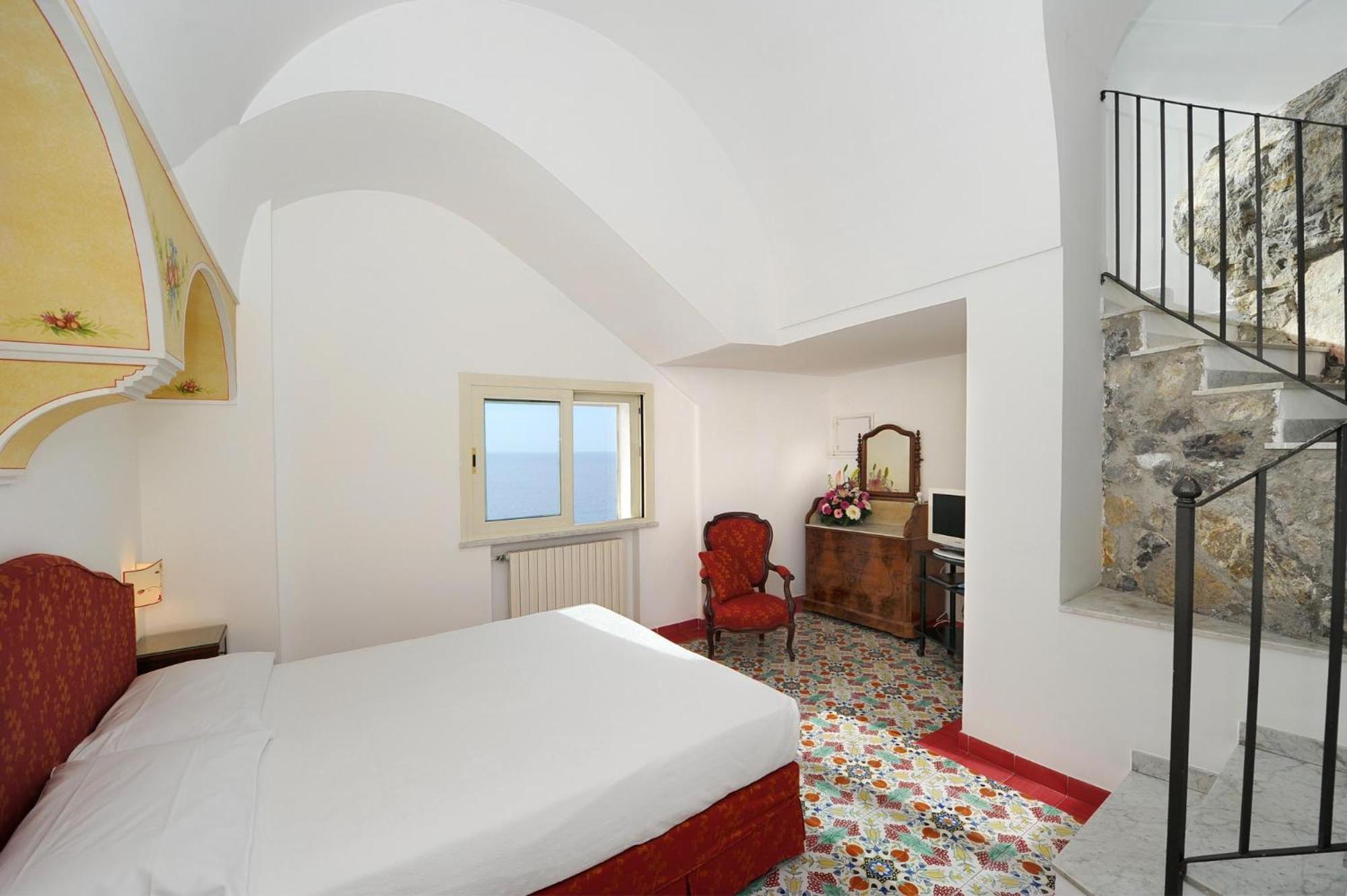 Superior Double Room with Sea View - Photo 3