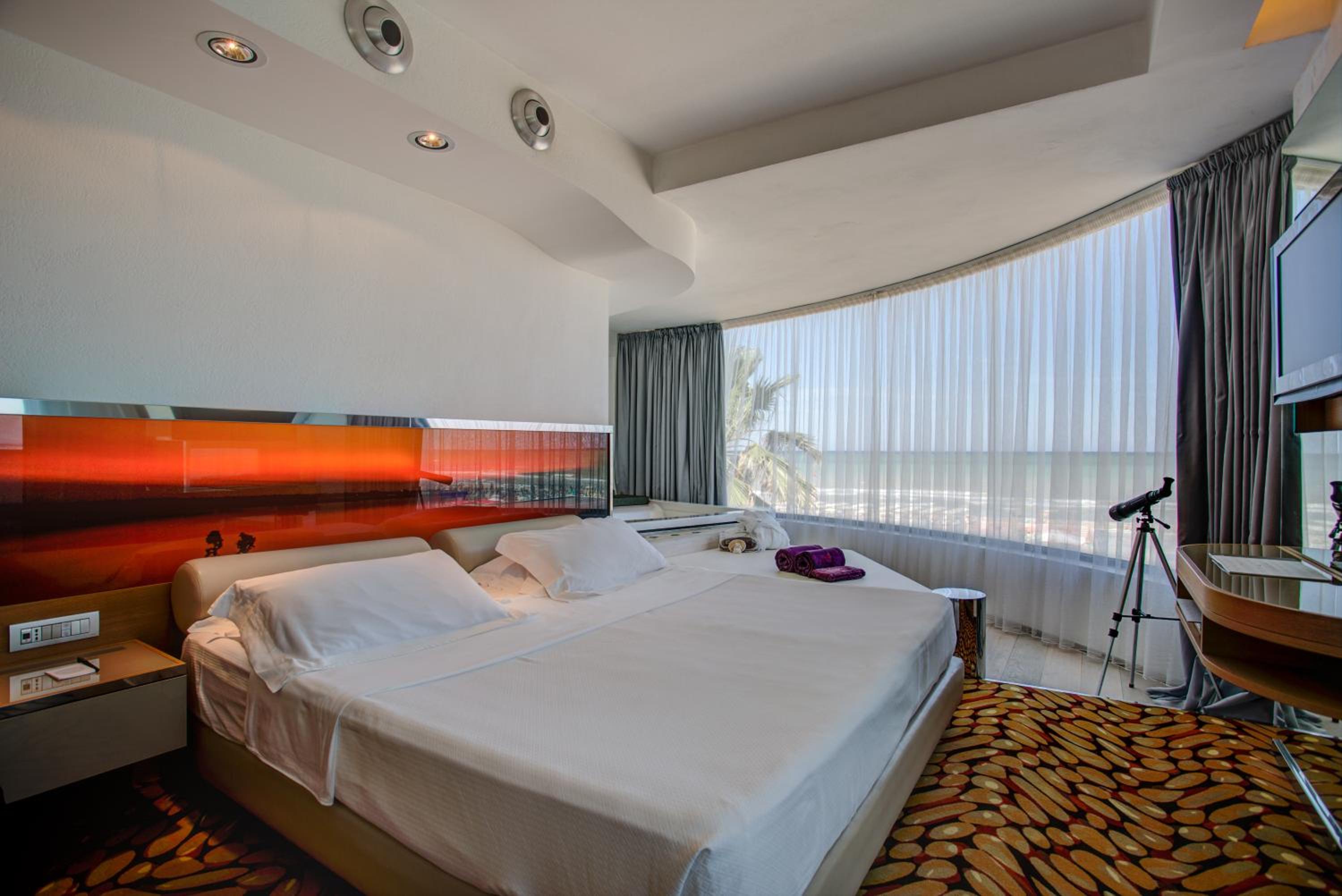 Junior Suite Executive with Spa Bath - Photo 5