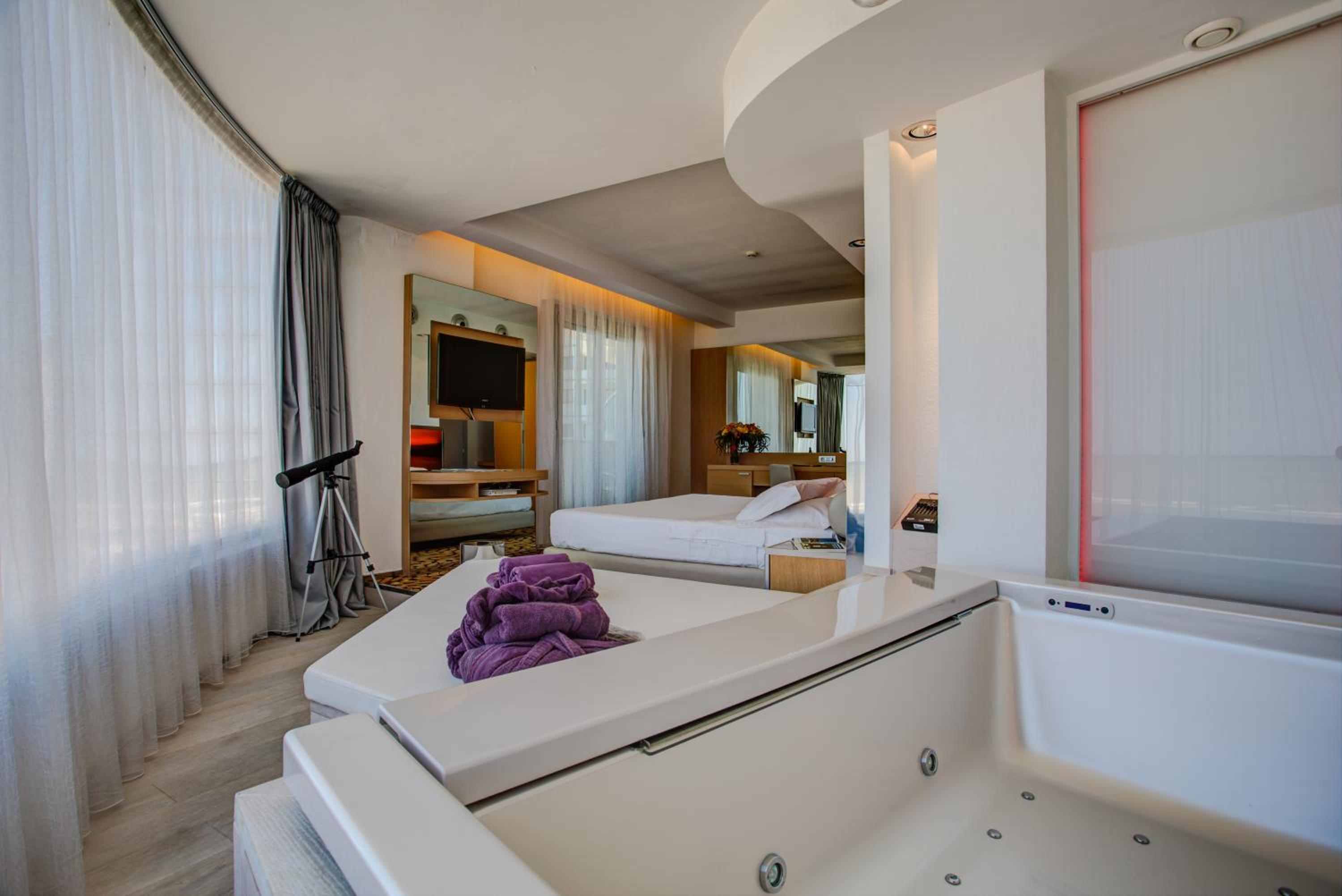 Junior Suite Executive with Spa Bath - Photo 3