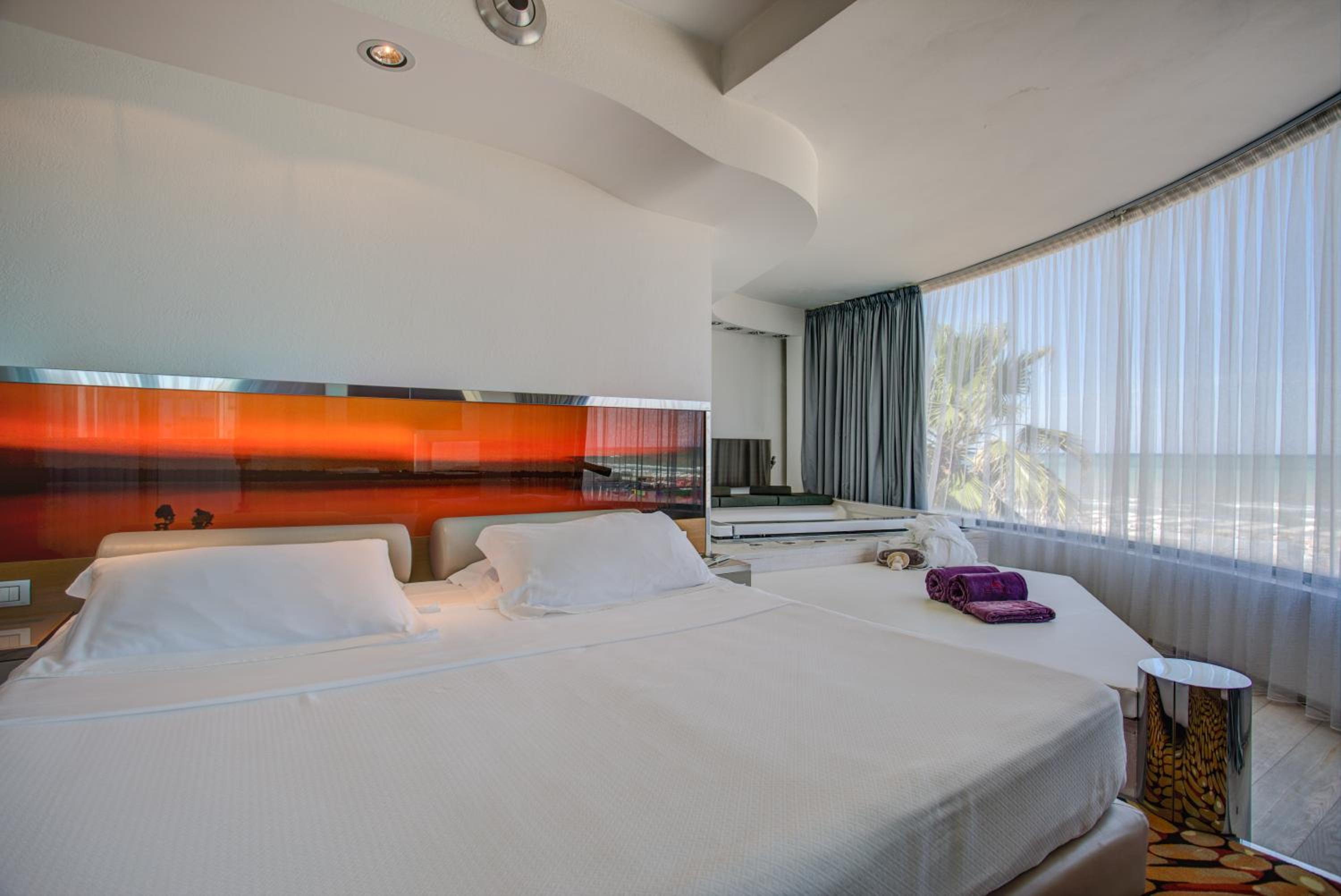 Junior Suite Executive with Spa Bath - Photo 2
