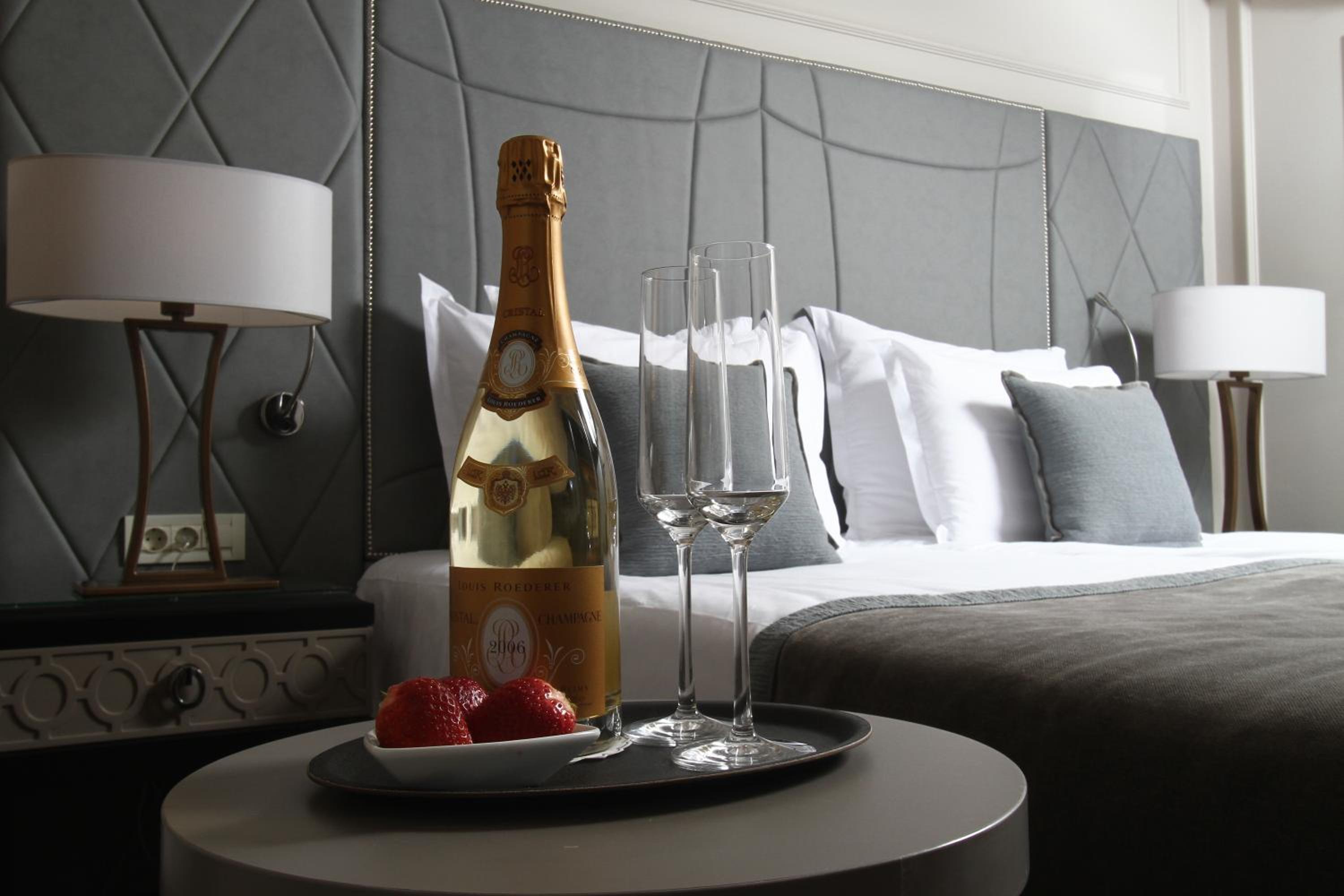 Standard Double or Twin Room - Photo 8