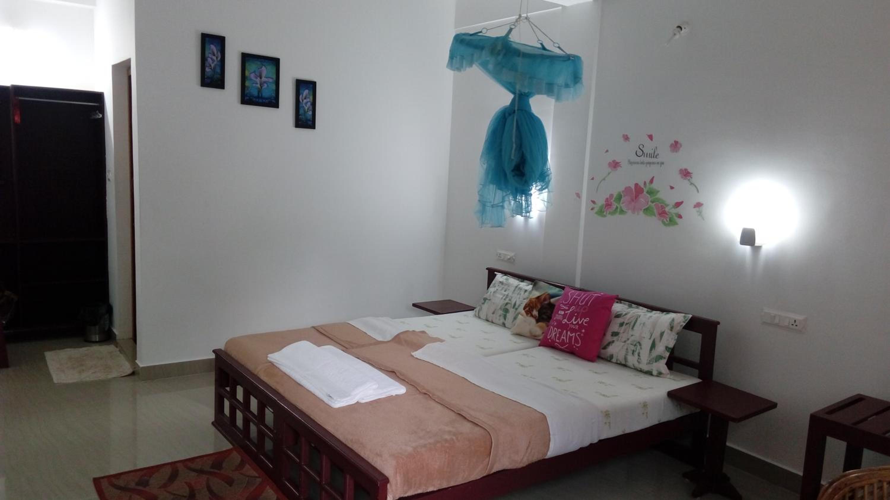 Large Double Room - Photo 5