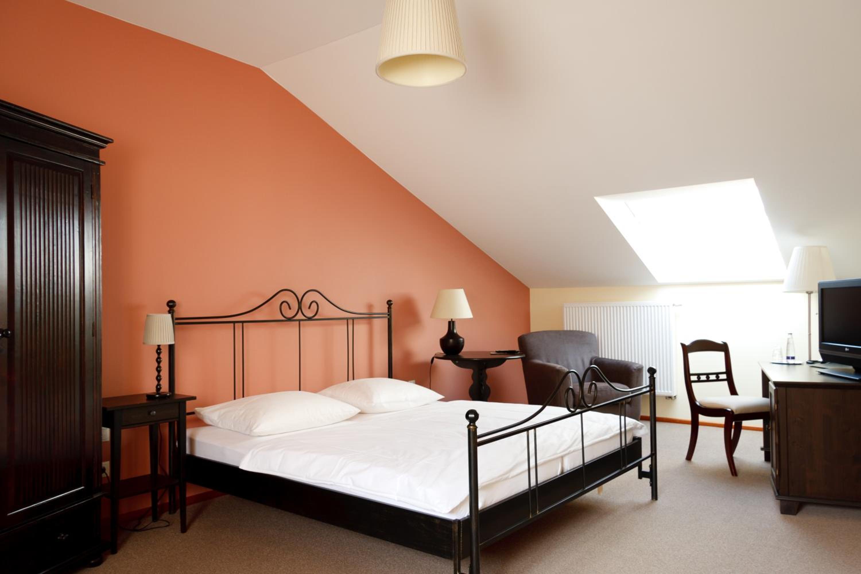 Large Double Room - Photo 1