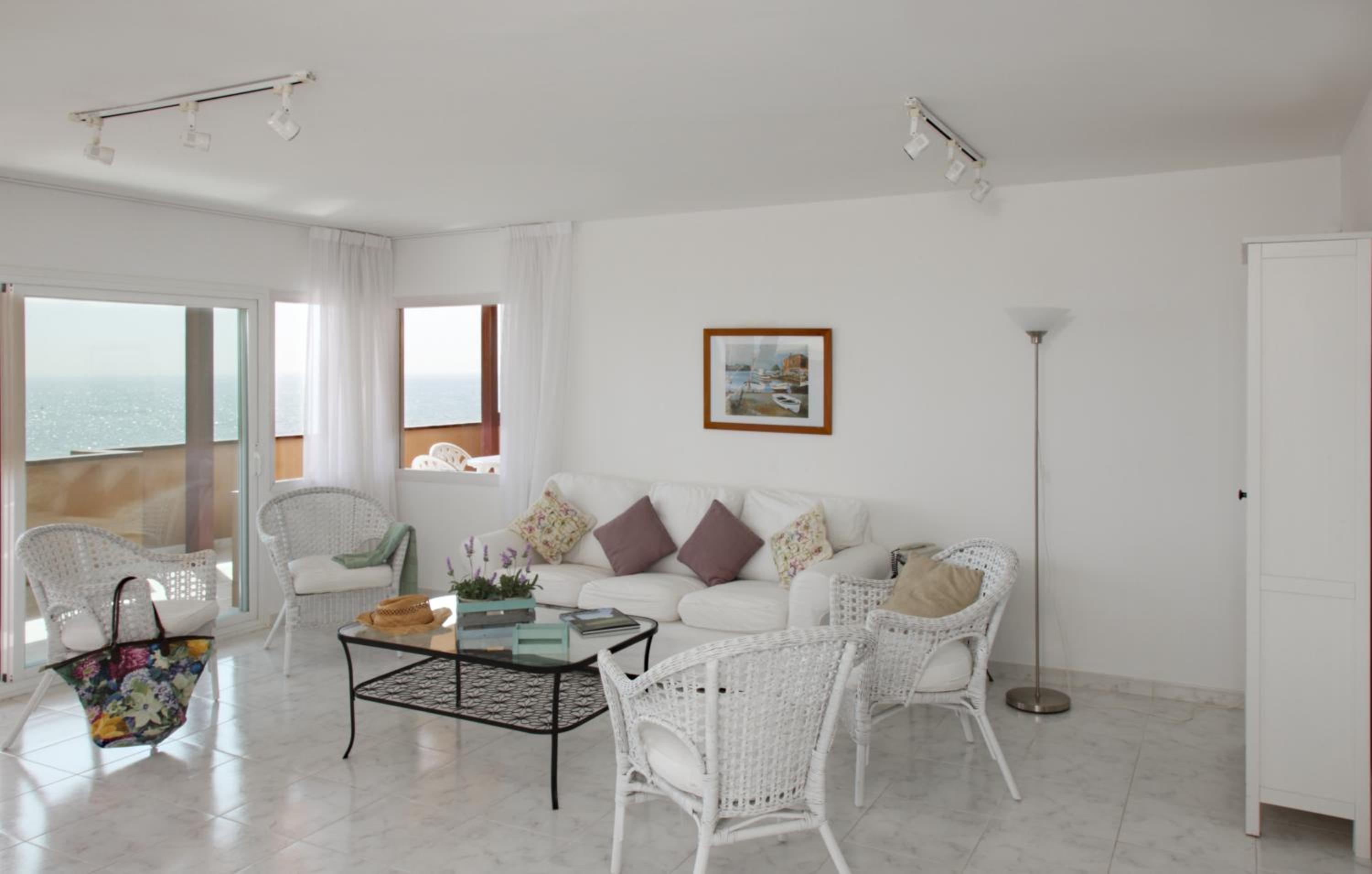 Apartamento de tres habitaciones con vista al mar