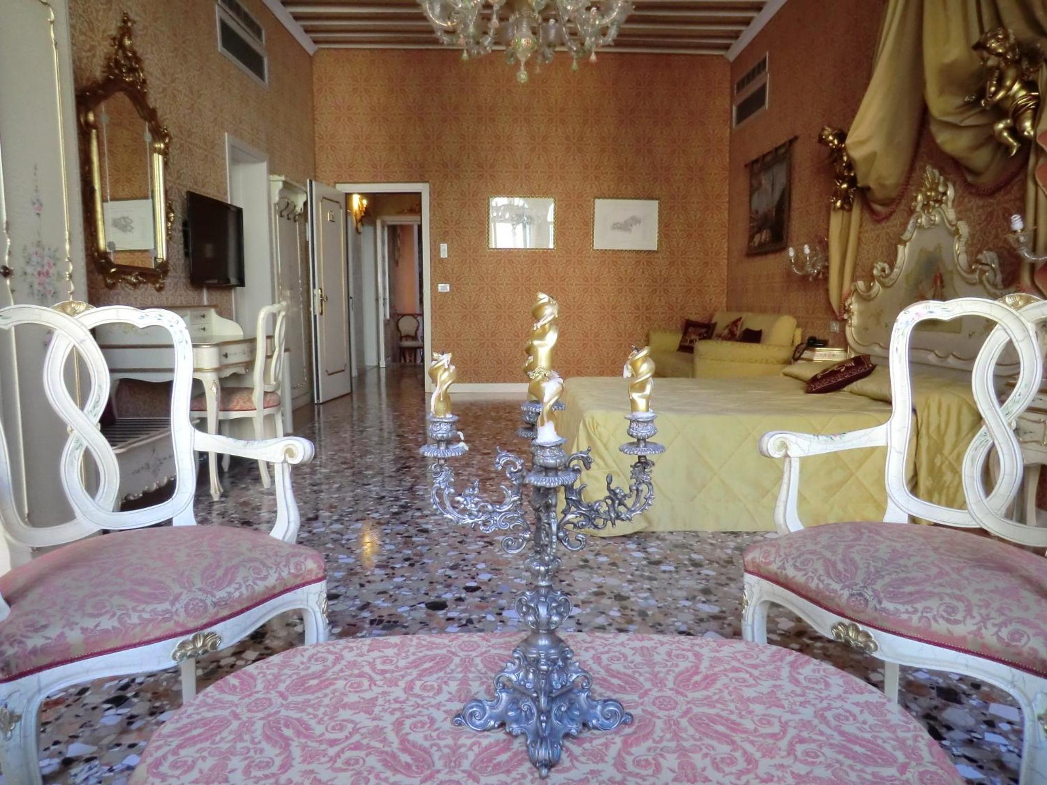 King Suite with Balcony with Canal View photo 2