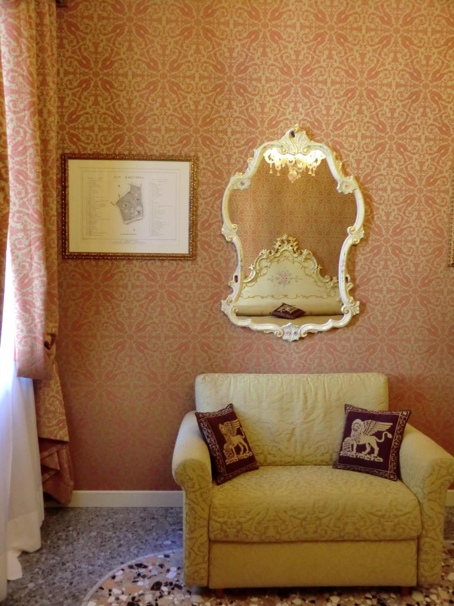 Deluxe Double or Twin Room with Canal View photo 3