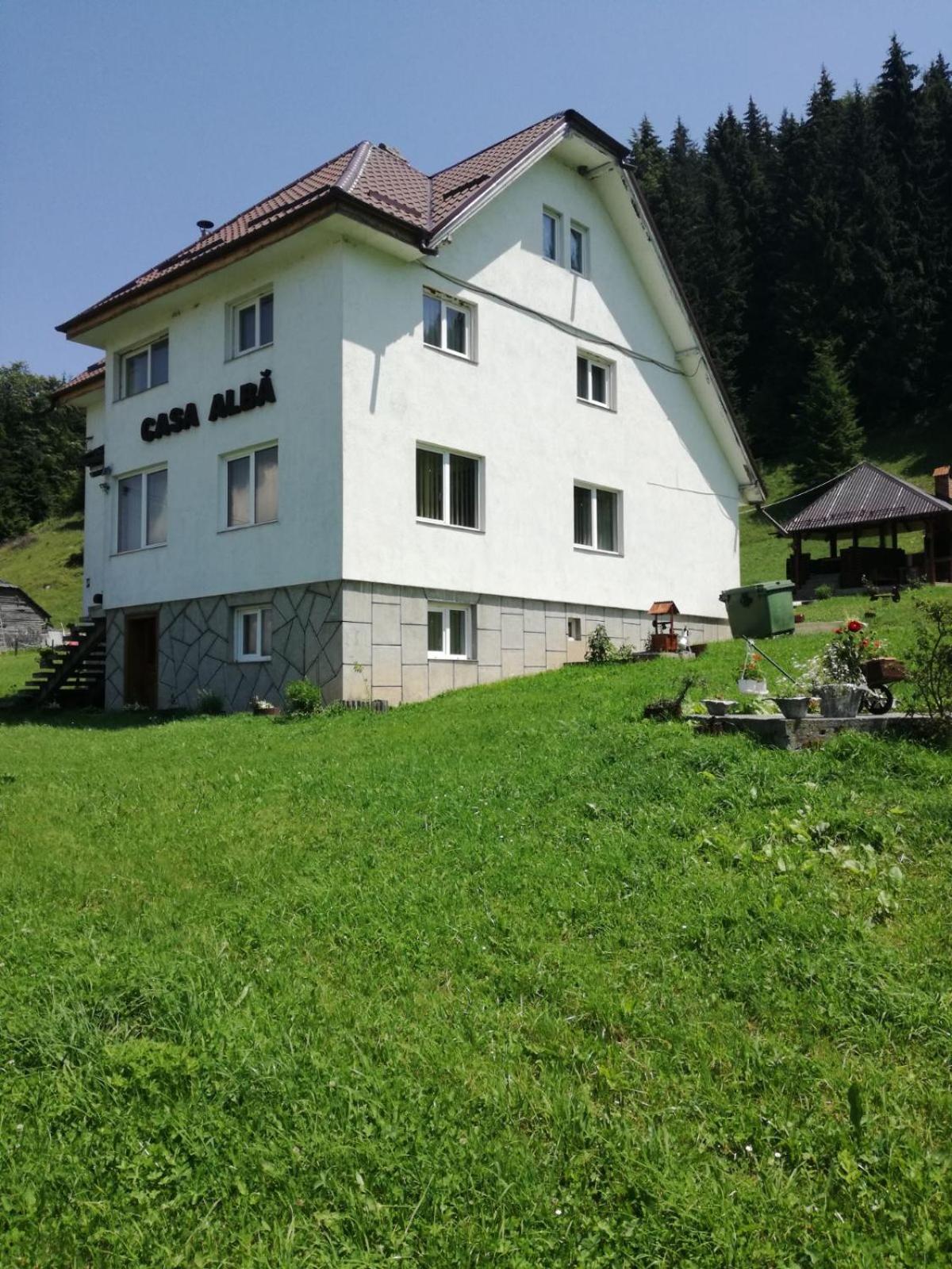 Six-Bedroom House - Photo 2