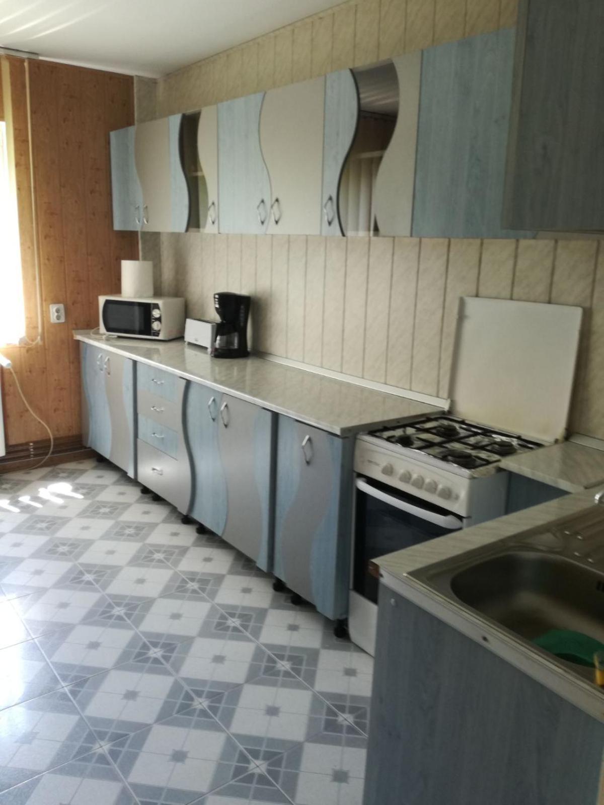 Six-Bedroom House - Photo 10