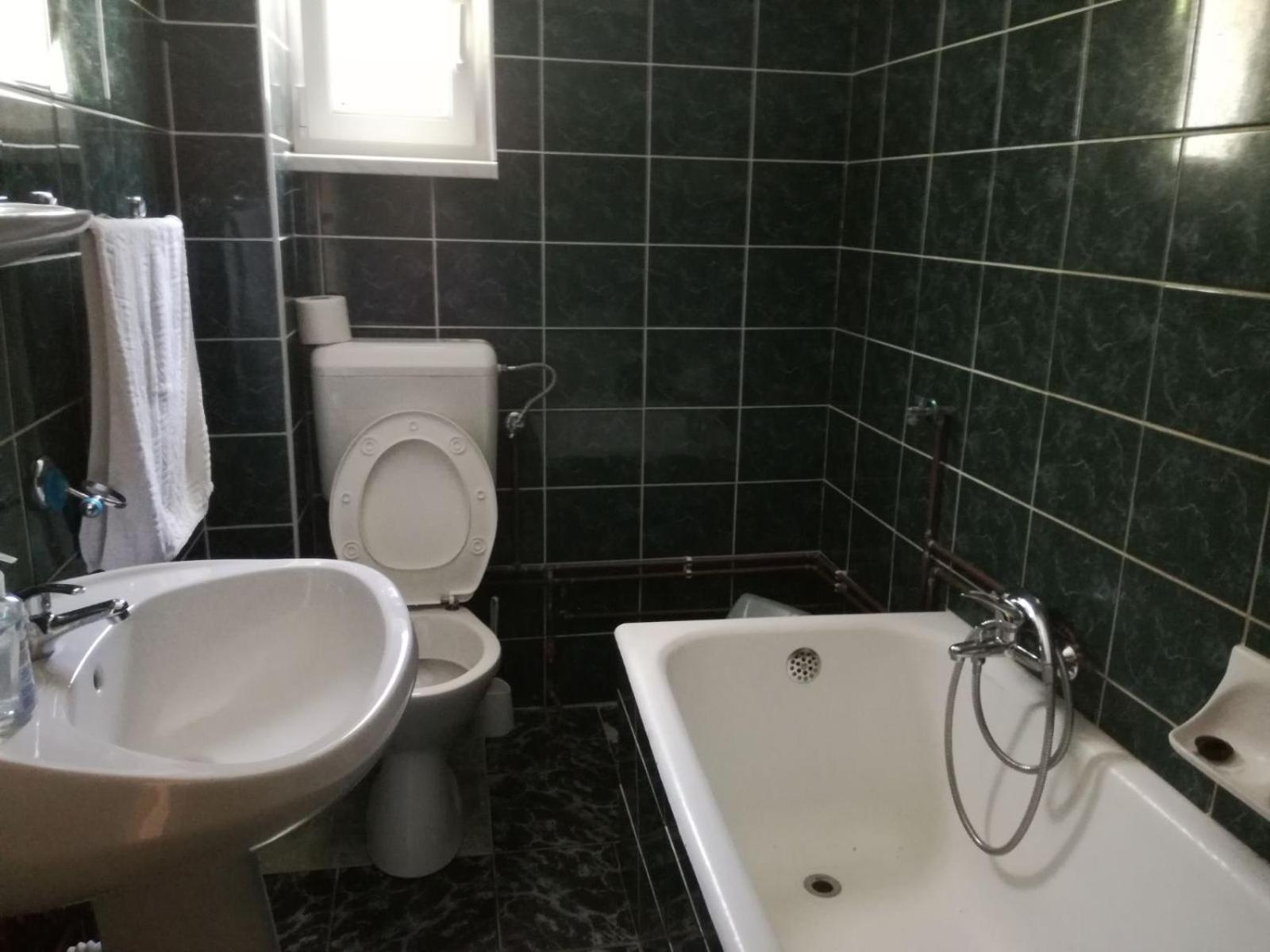 Six-Bedroom House - Photo 13