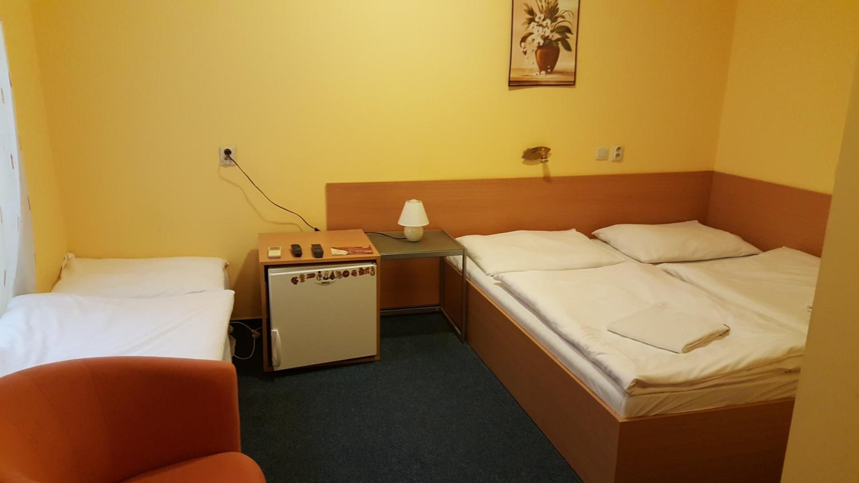 Large Double Room - Photo 1