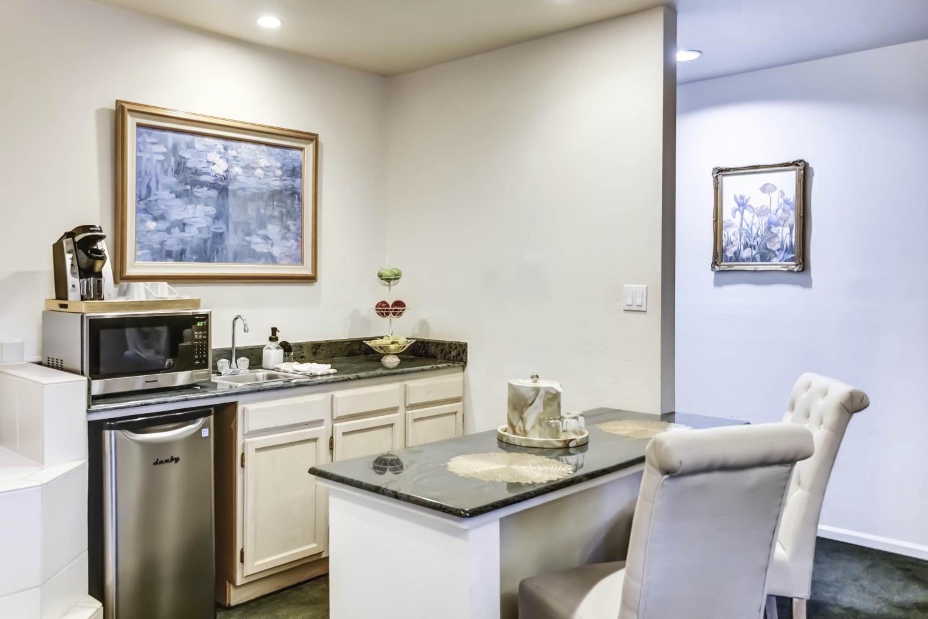 Luxury Suite (No pets allowed) - Photo 15