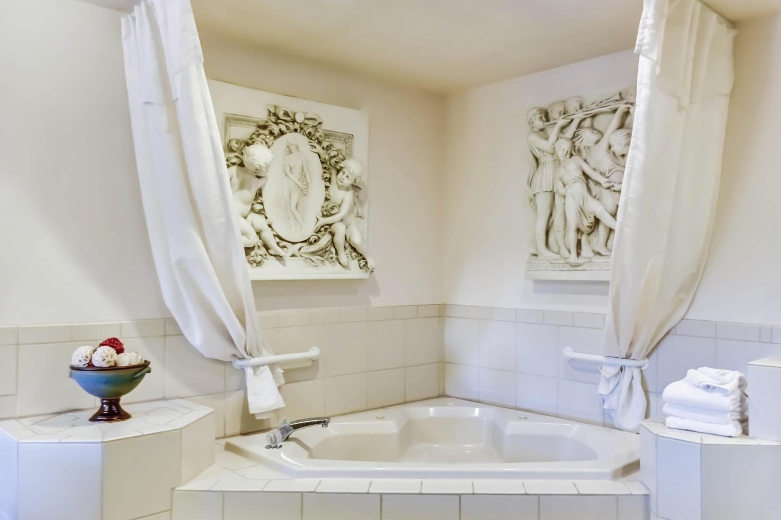 Luxury Suite (No pets allowed) - Photo 14