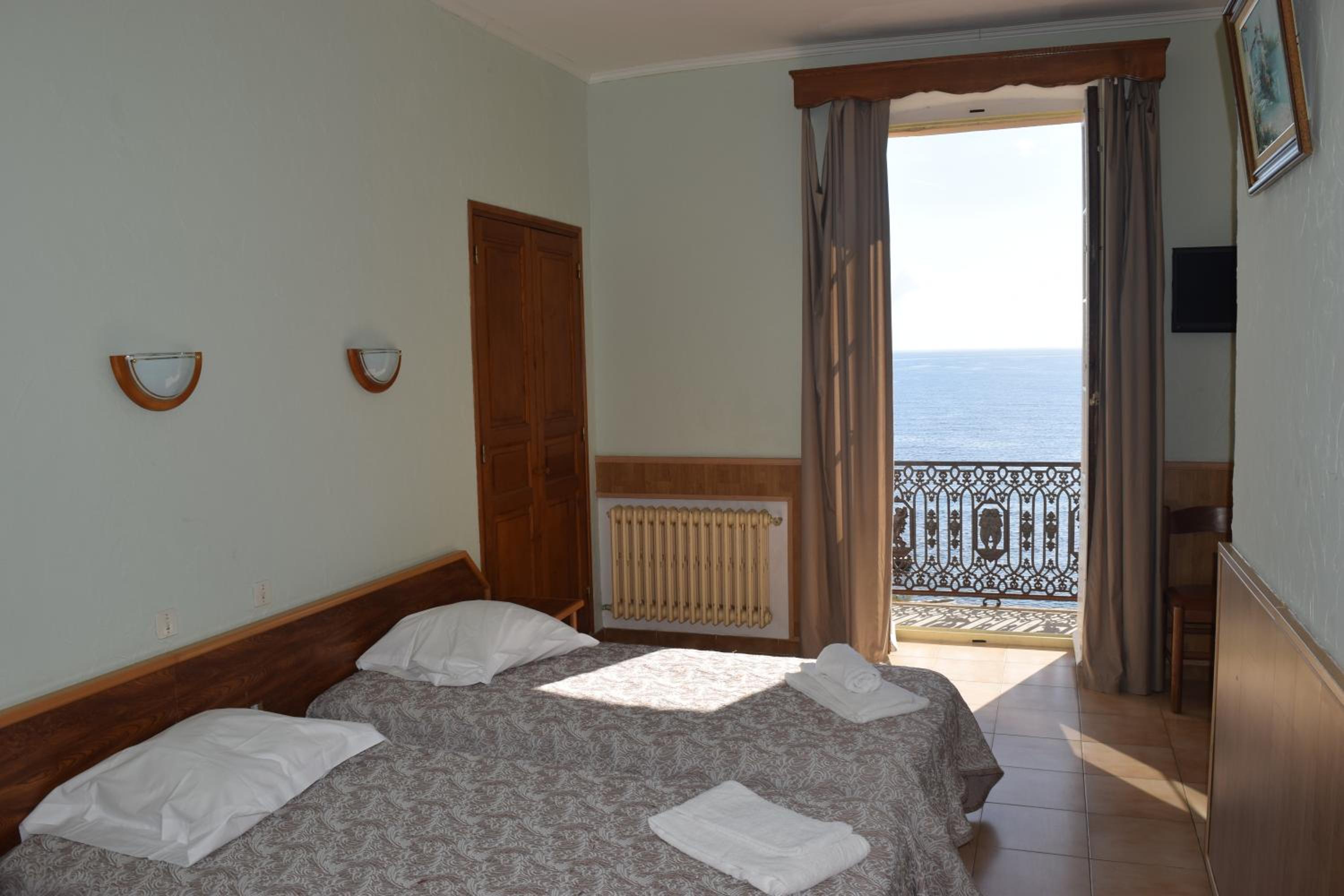 Triple Room - TV and Bathroom - Photo 1