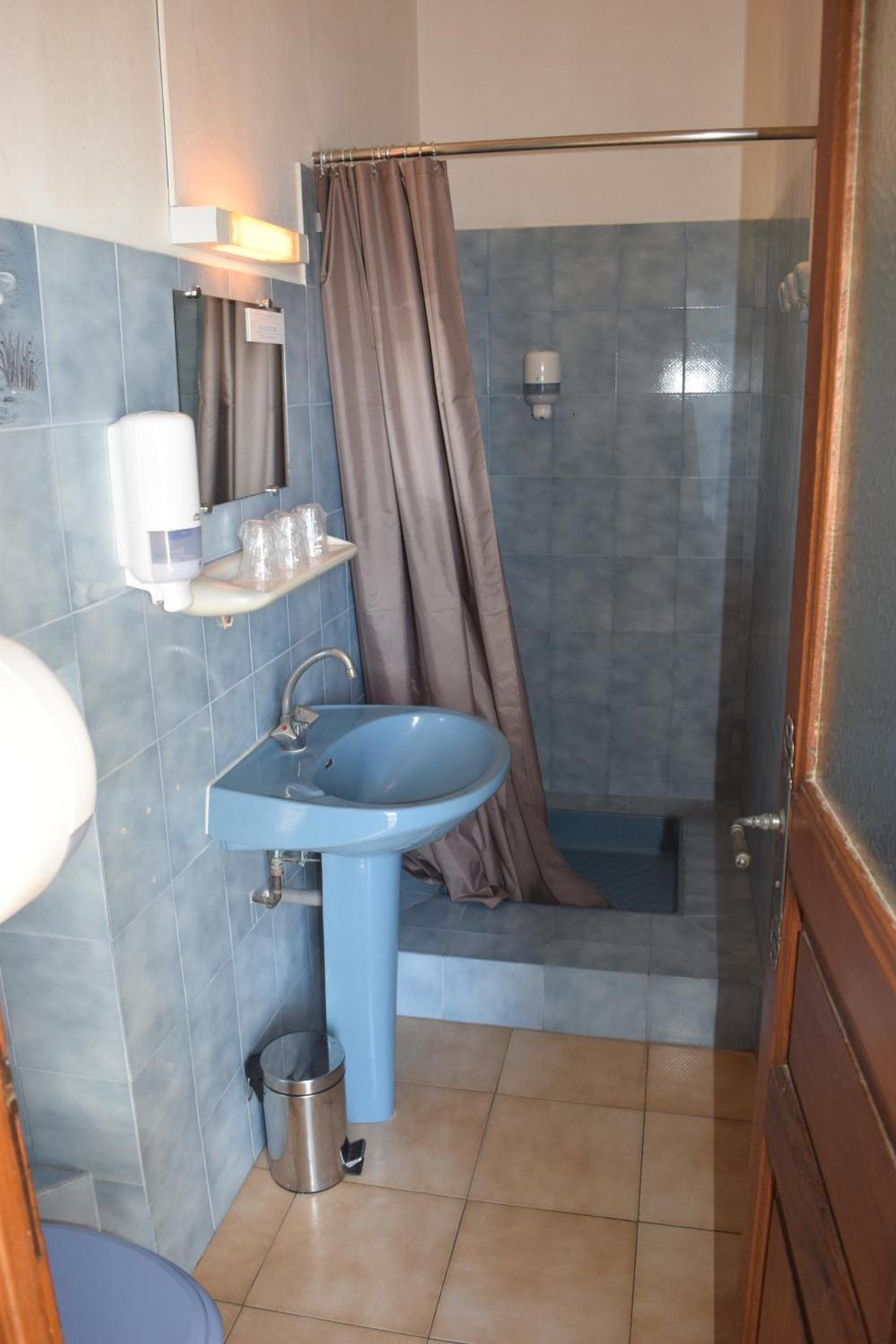 Triple Room - TV and Bathroom - Photo 3