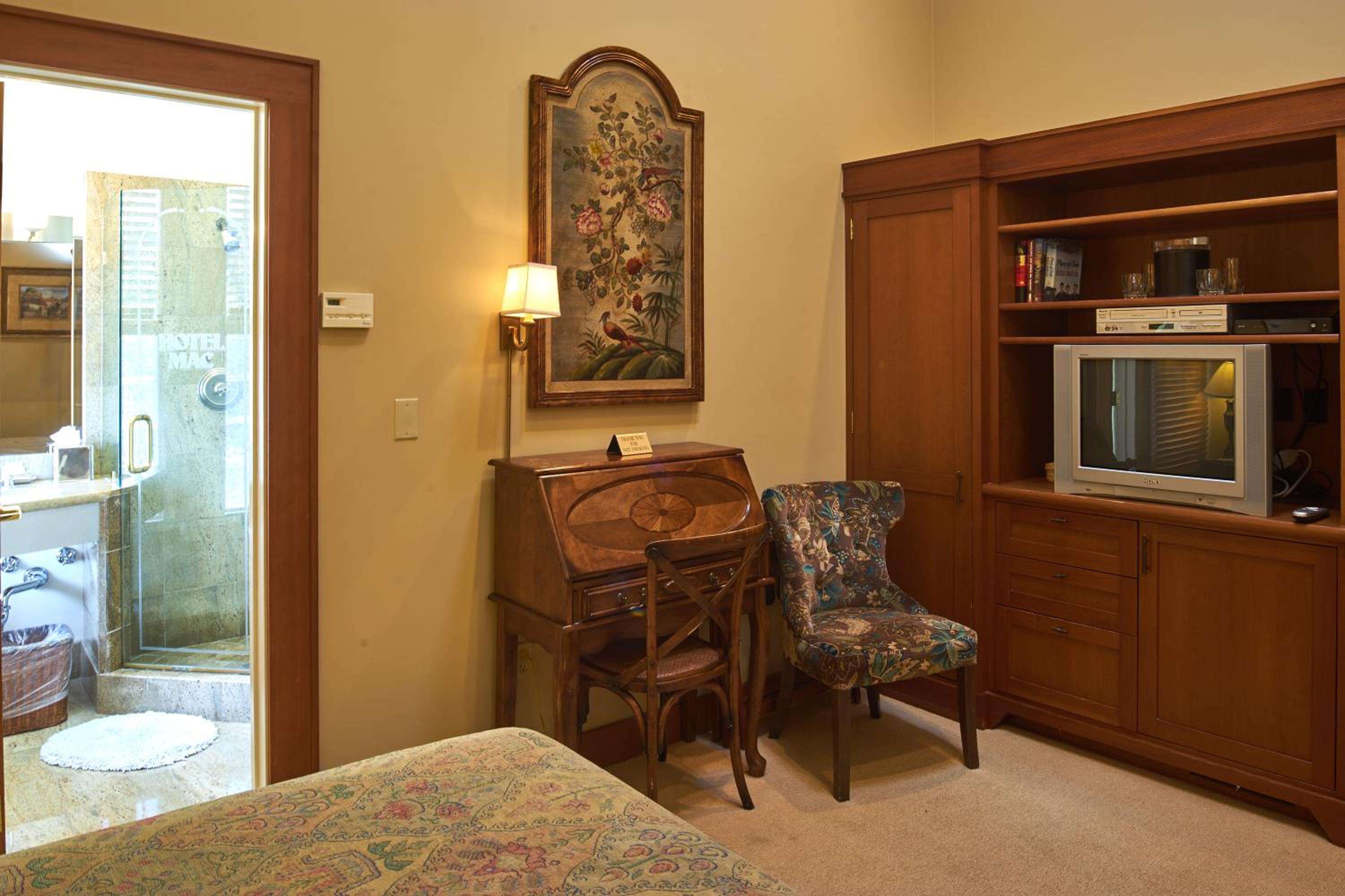 Standard Queen Room