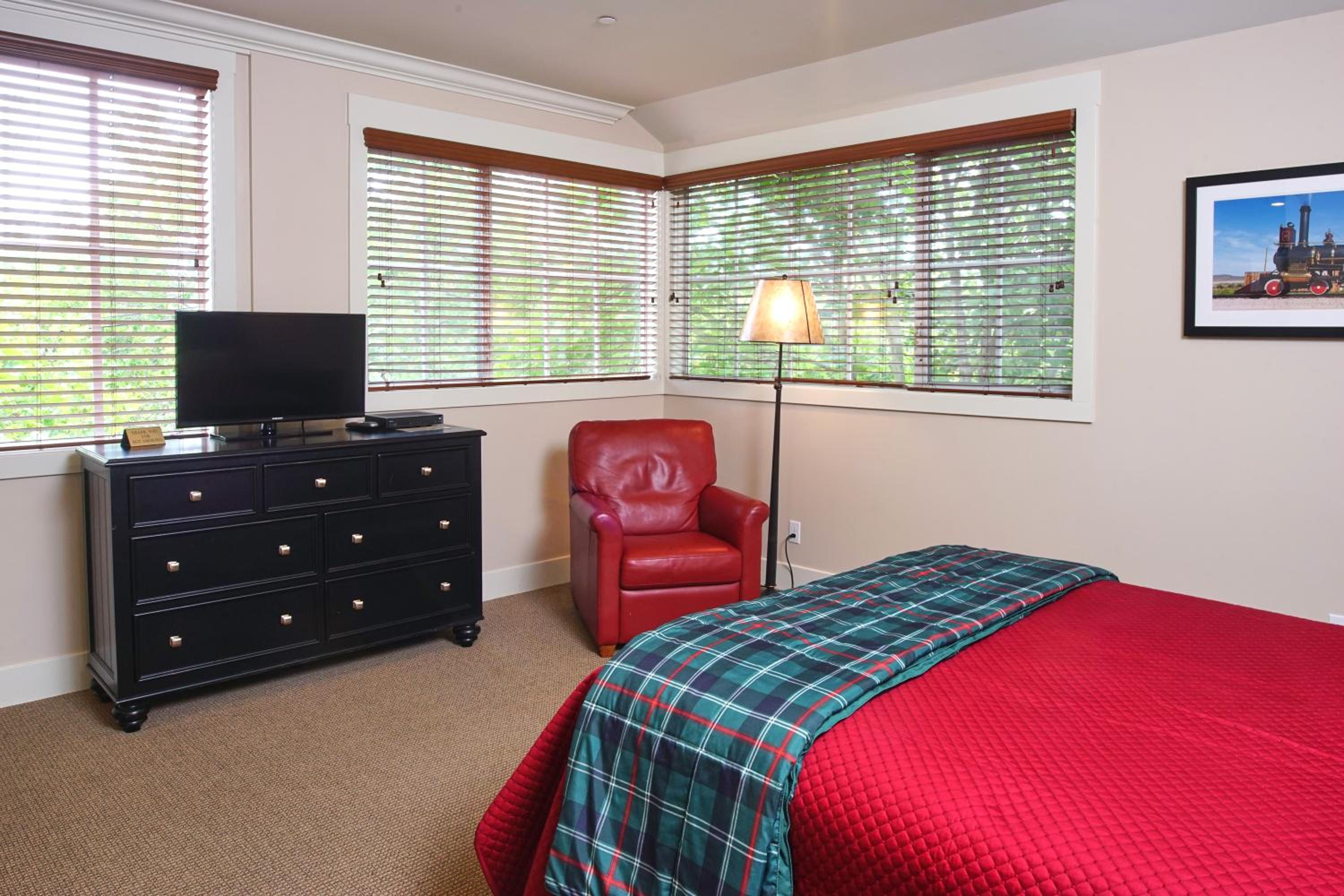Deluxe Queen Room