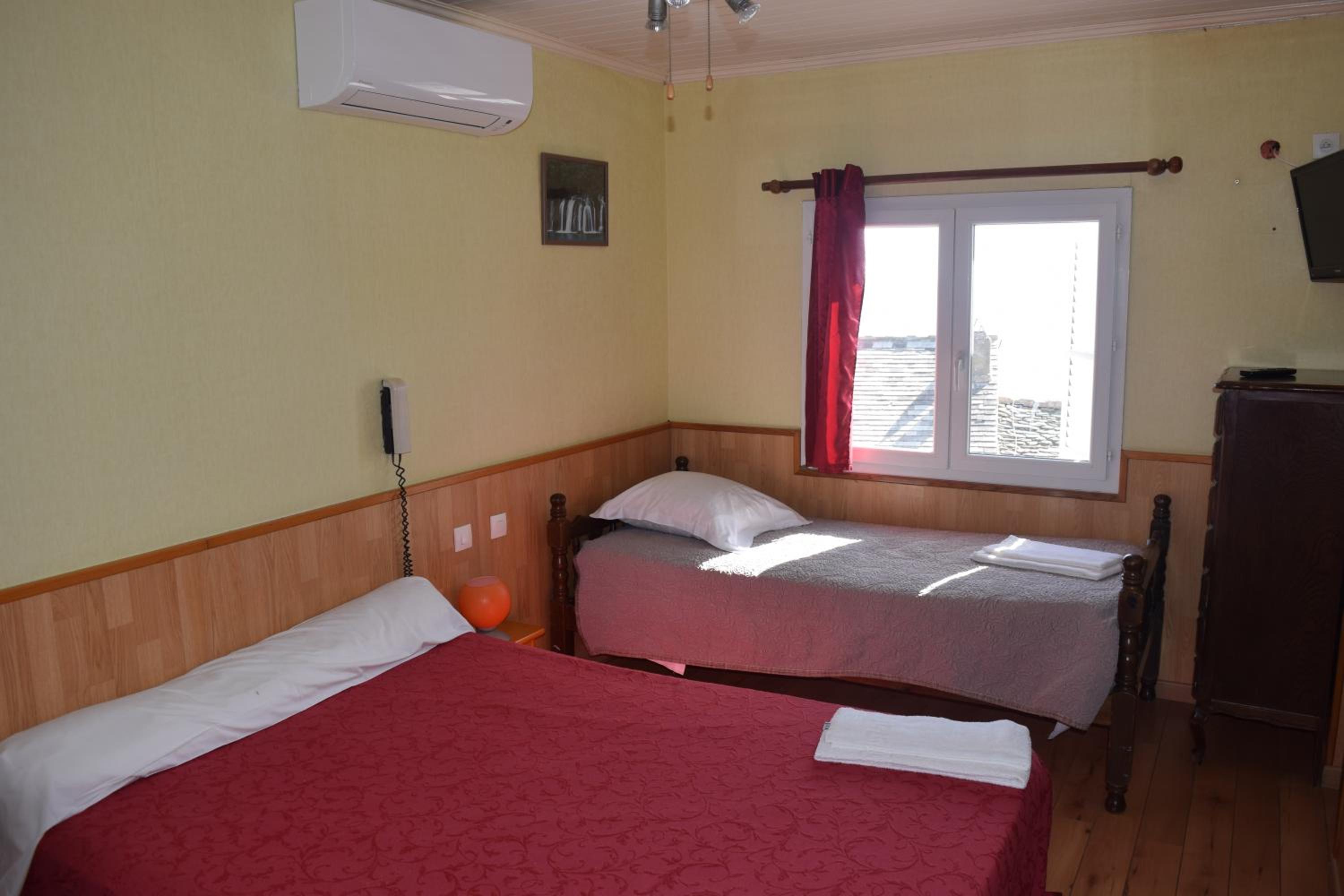 Triple Room - TV and Bathroom - Photo 4