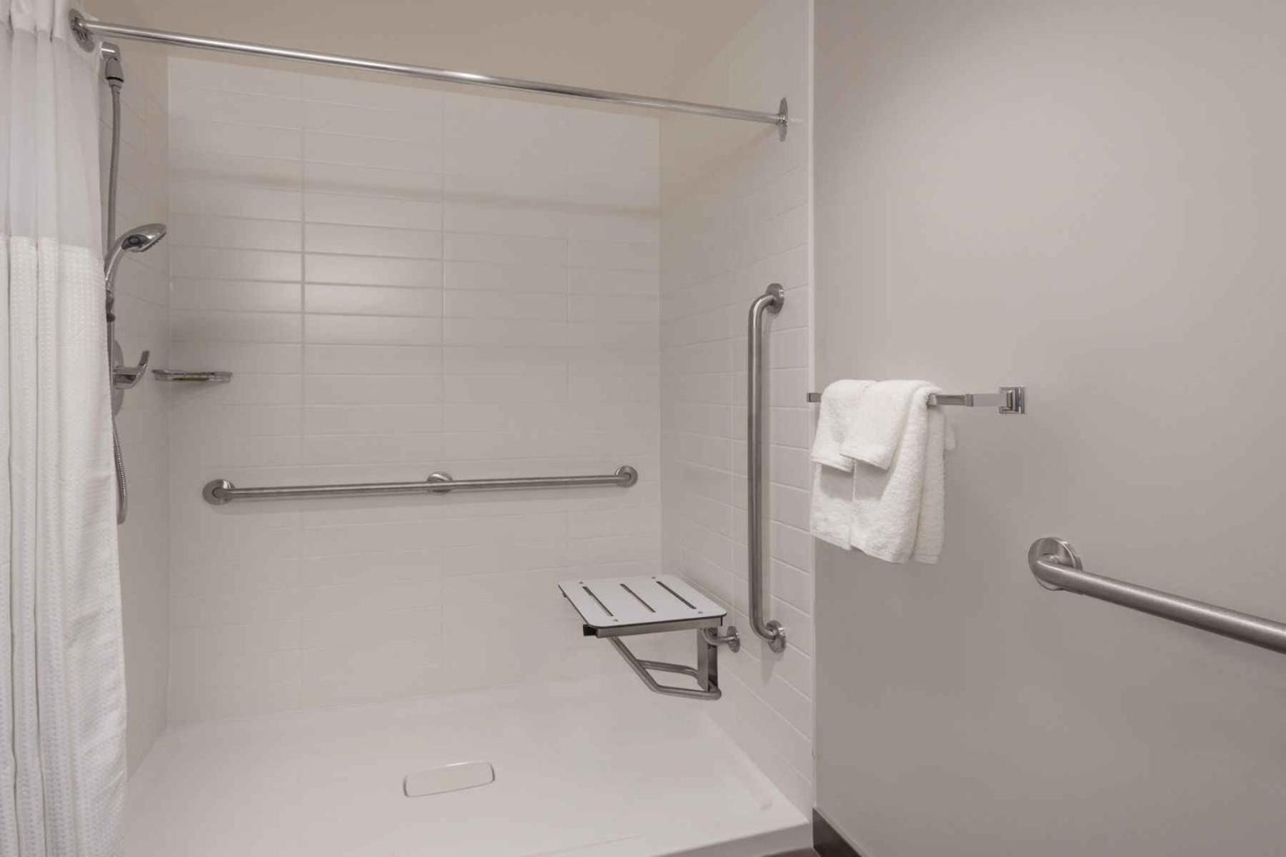Queen Room - Mobility Access/Non-Smoking photo 2