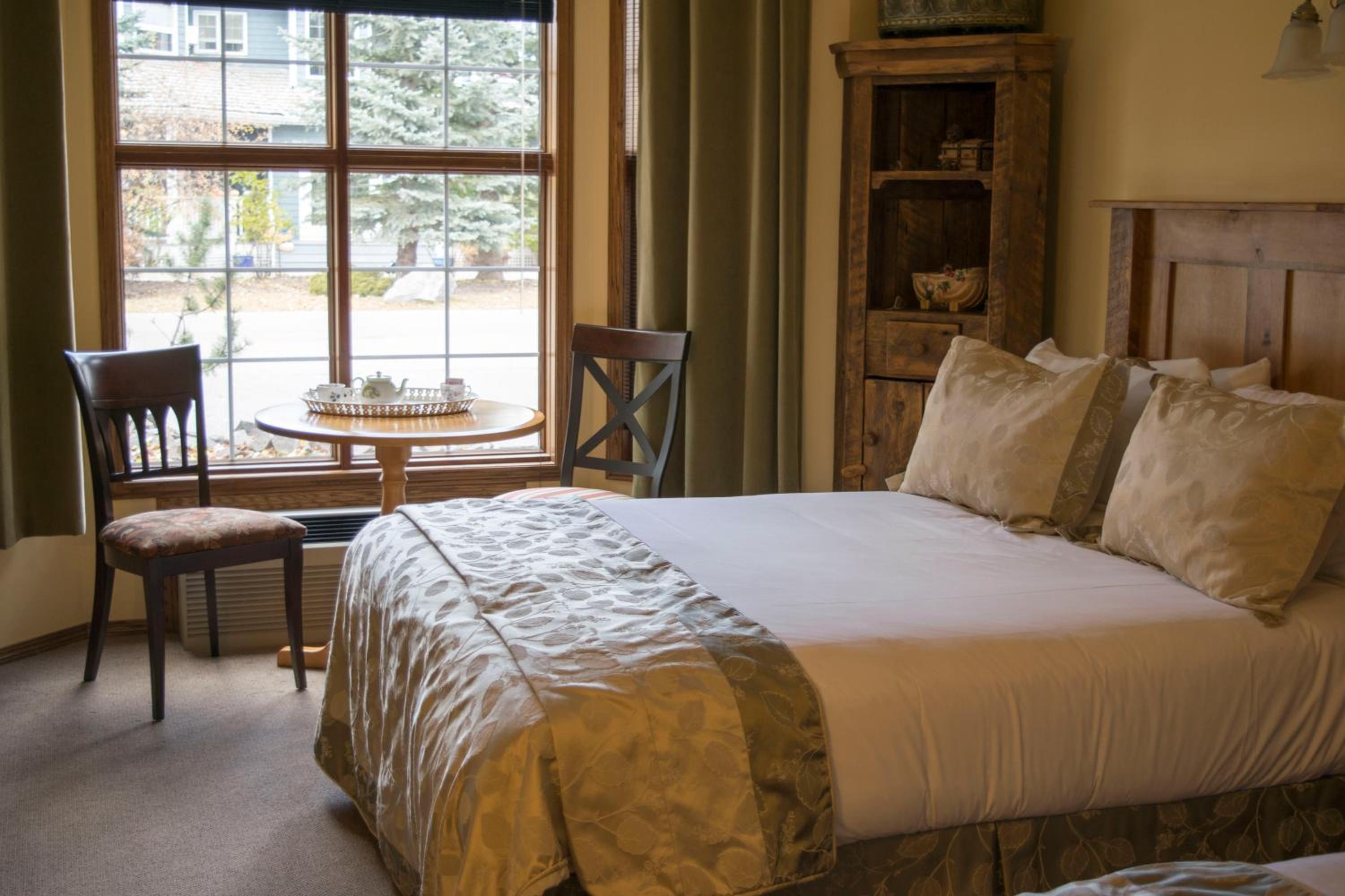 Queen Suite with Sofa Bed photo 2