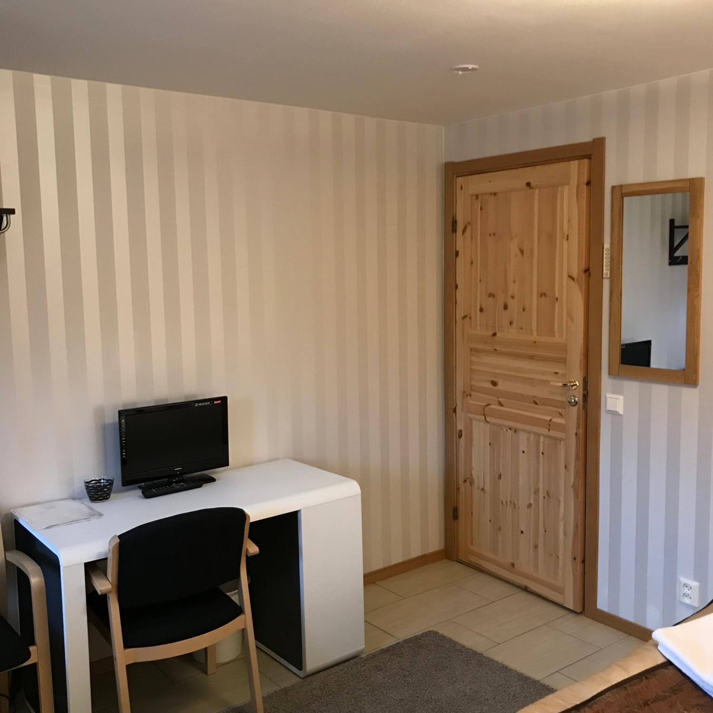Twin Room with Private Bathroom - Photo 8