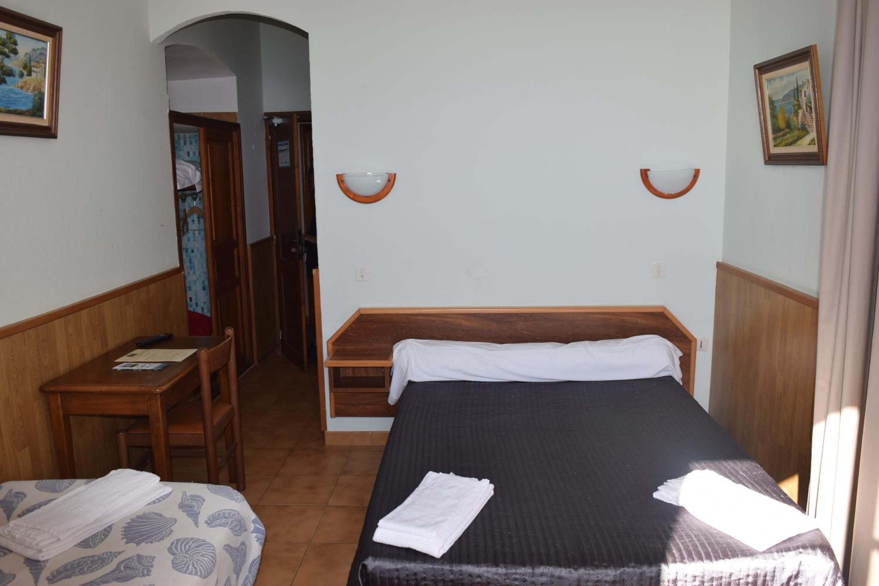 Superior Double Room with Sea View - Photo 4