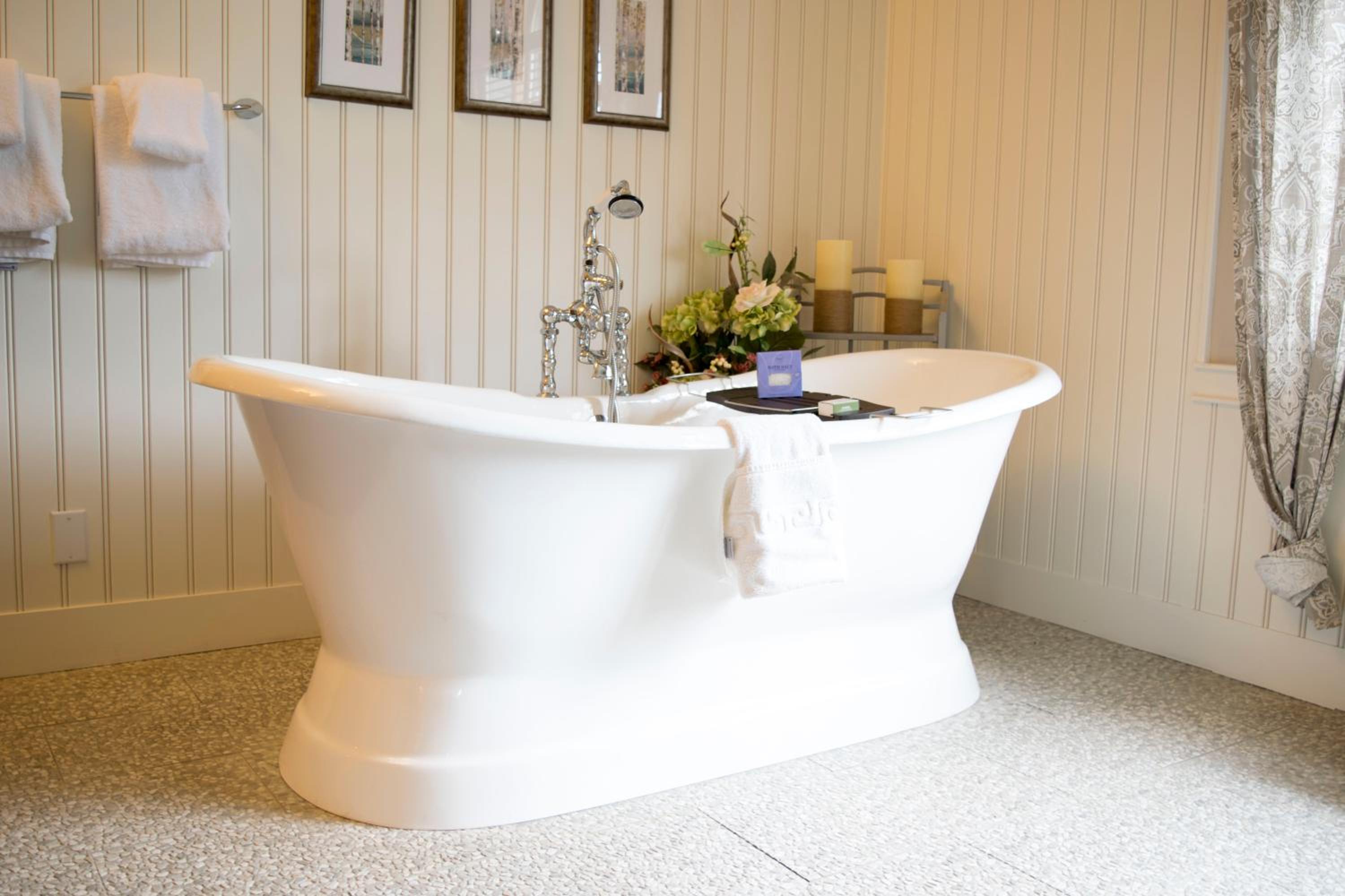 Deluxe King Suite with Spa Bath photo 2