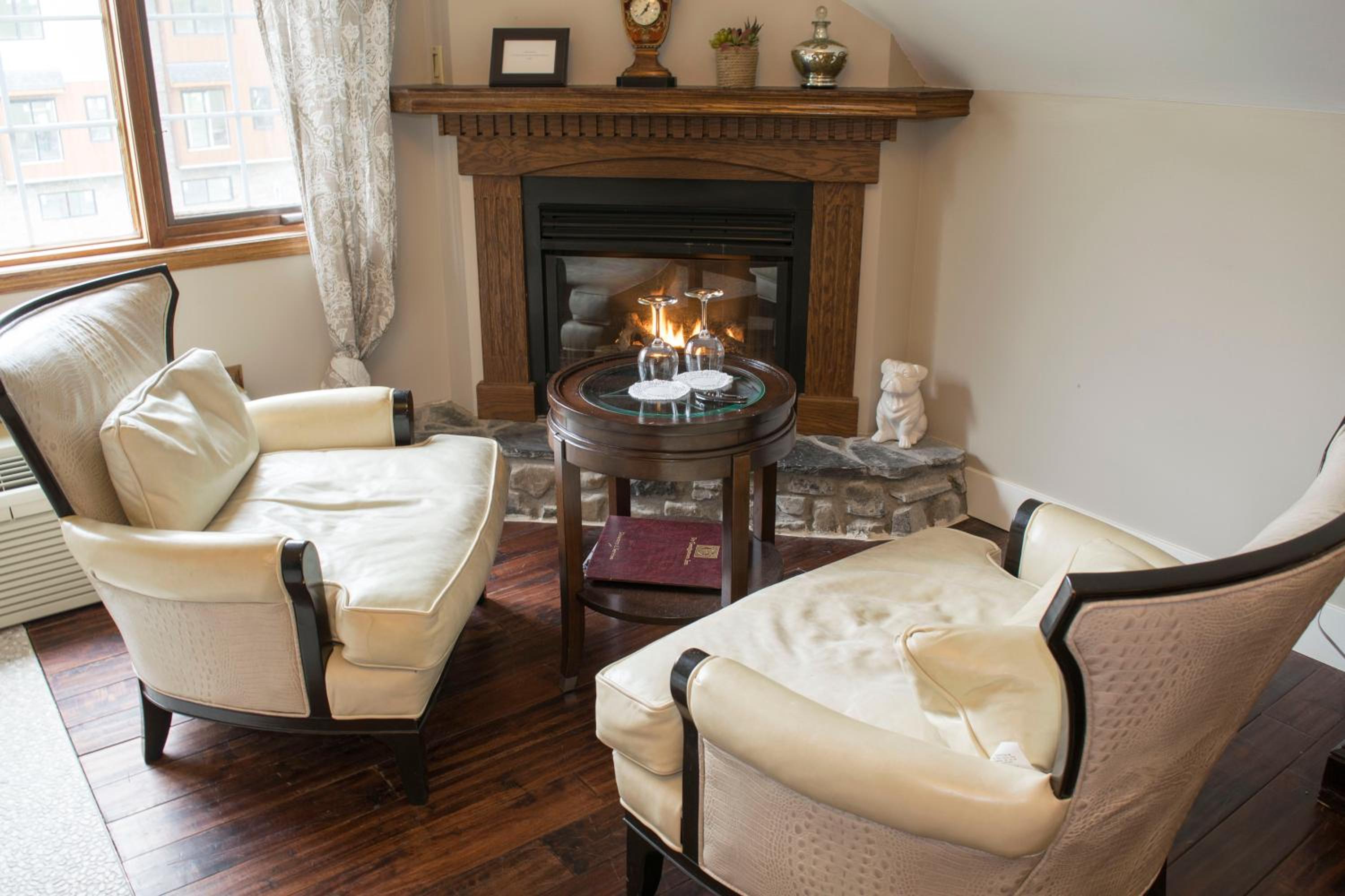 Deluxe King Suite with Spa Bath photo 3