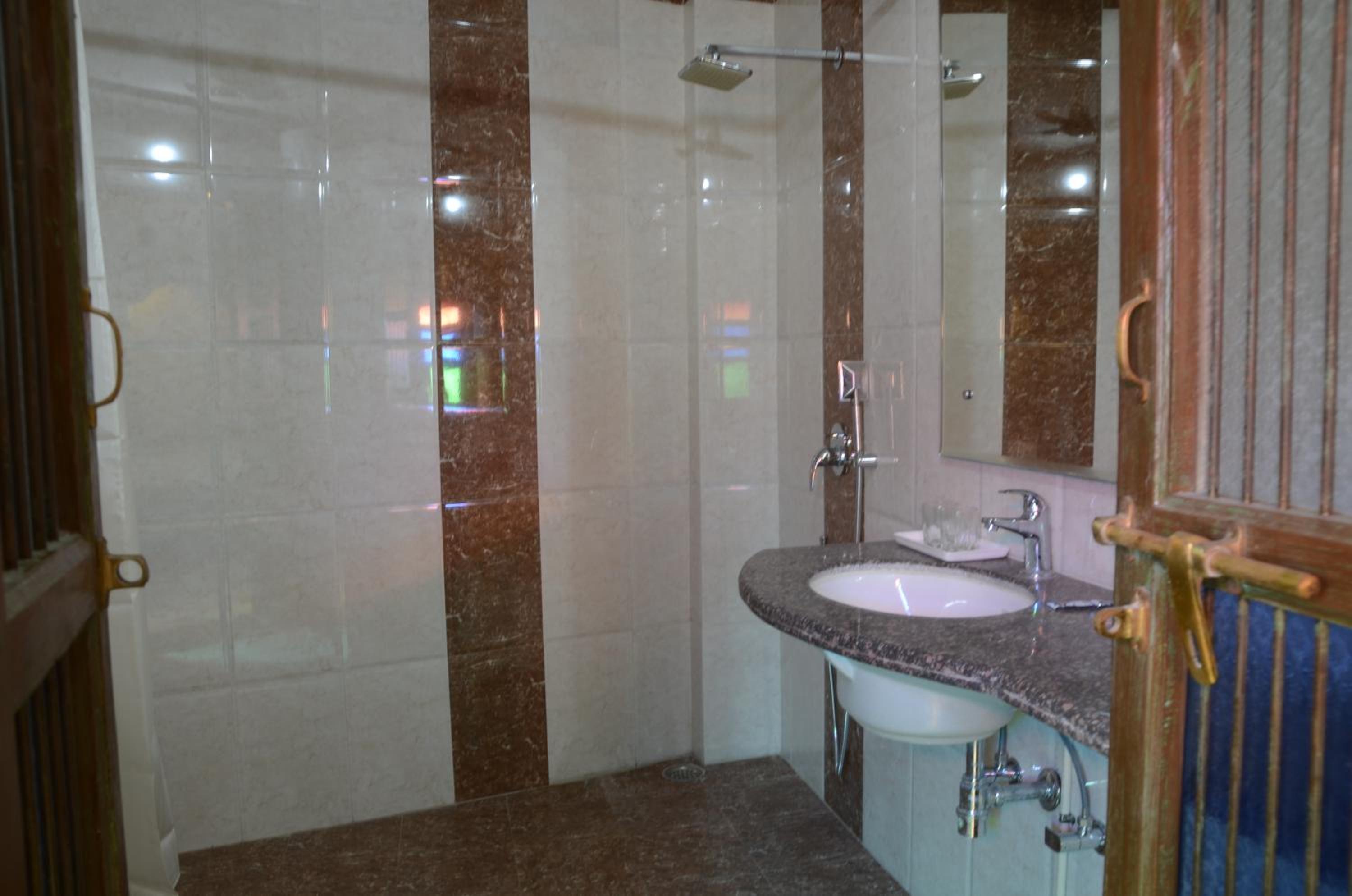 Junior Suite with Balcony - Photo 6