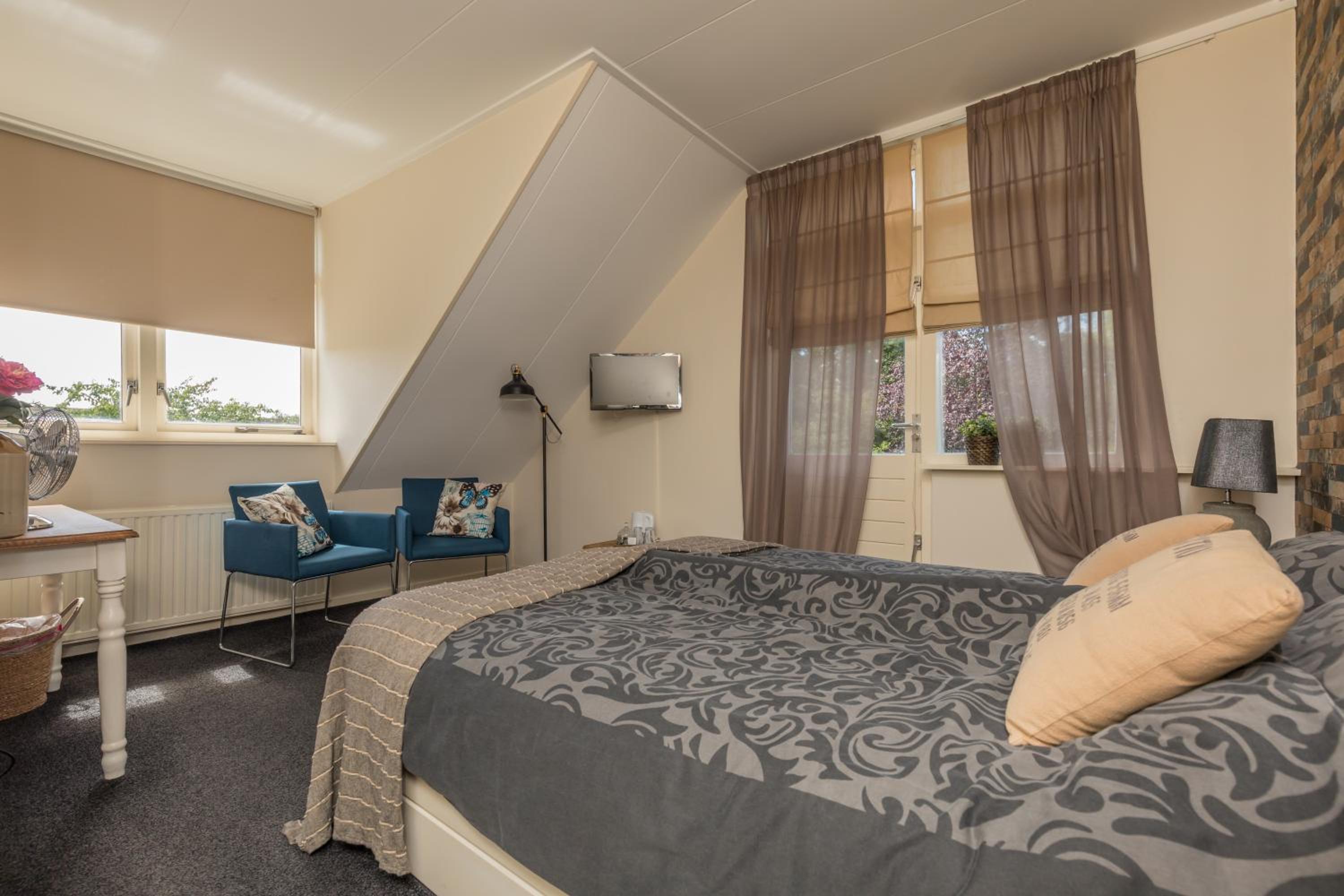 Double Room with Garden View - Photo 10
