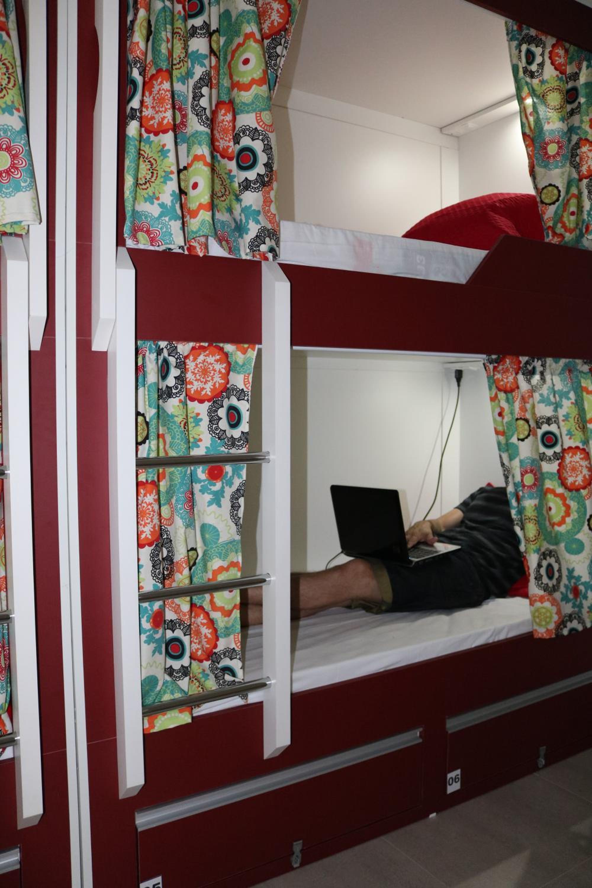 Cama em Quarto Compartilhado Misto com 6 Camas photo 3