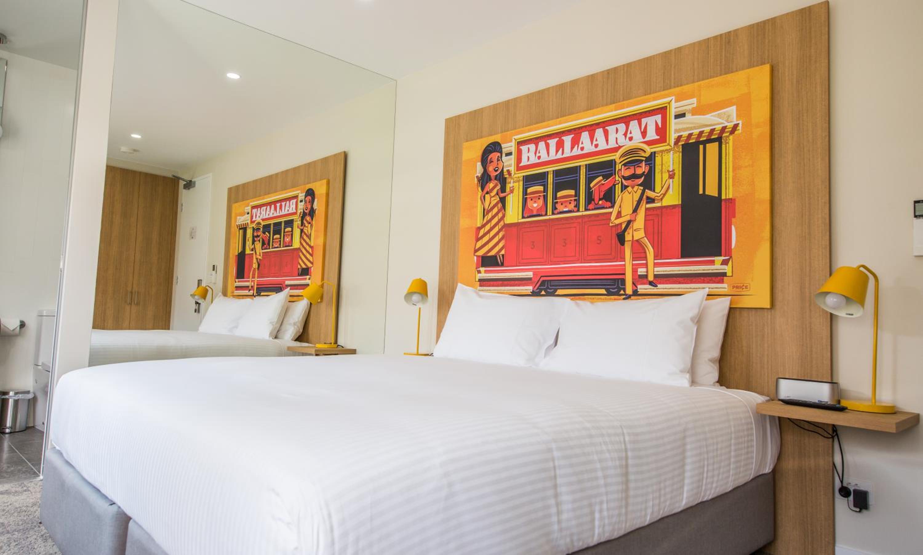 Superior Room with King Bed - Photo 4