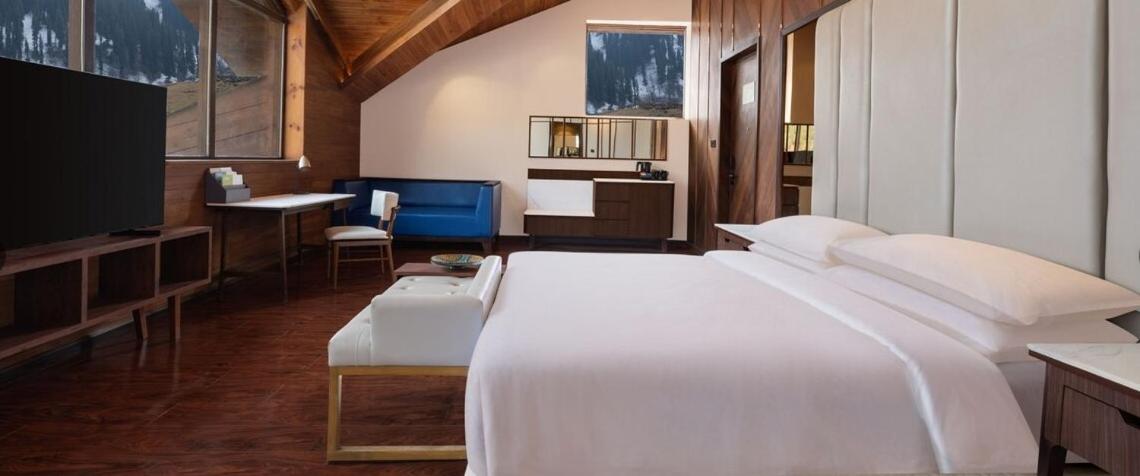 Deluxe King Suite with Mountain View photo 1