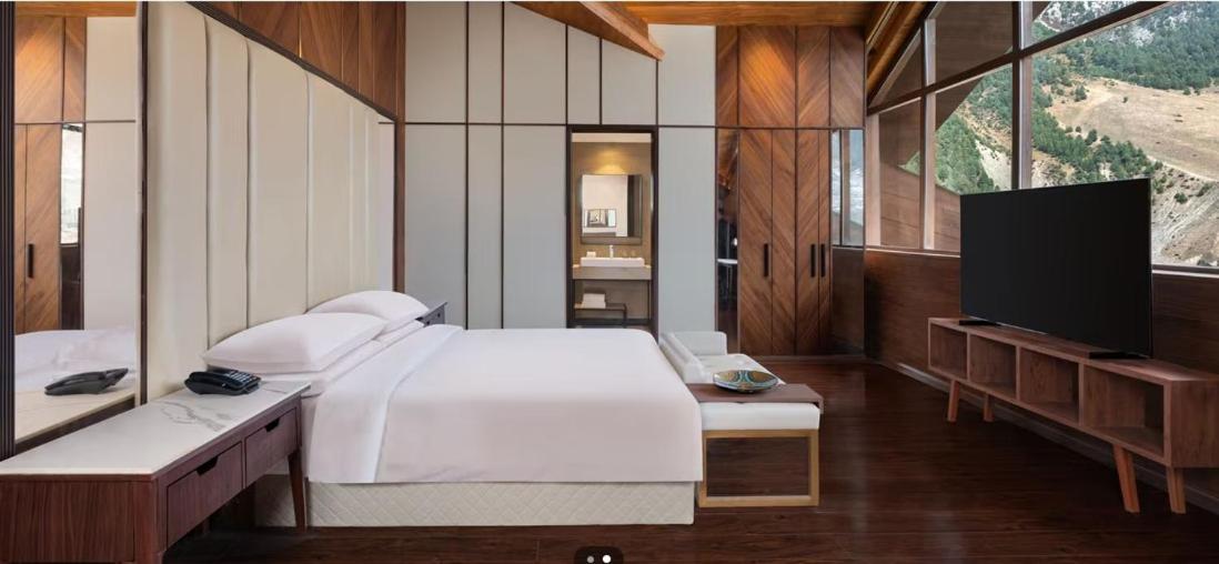 Deluxe King Suite with Mountain View photo 2