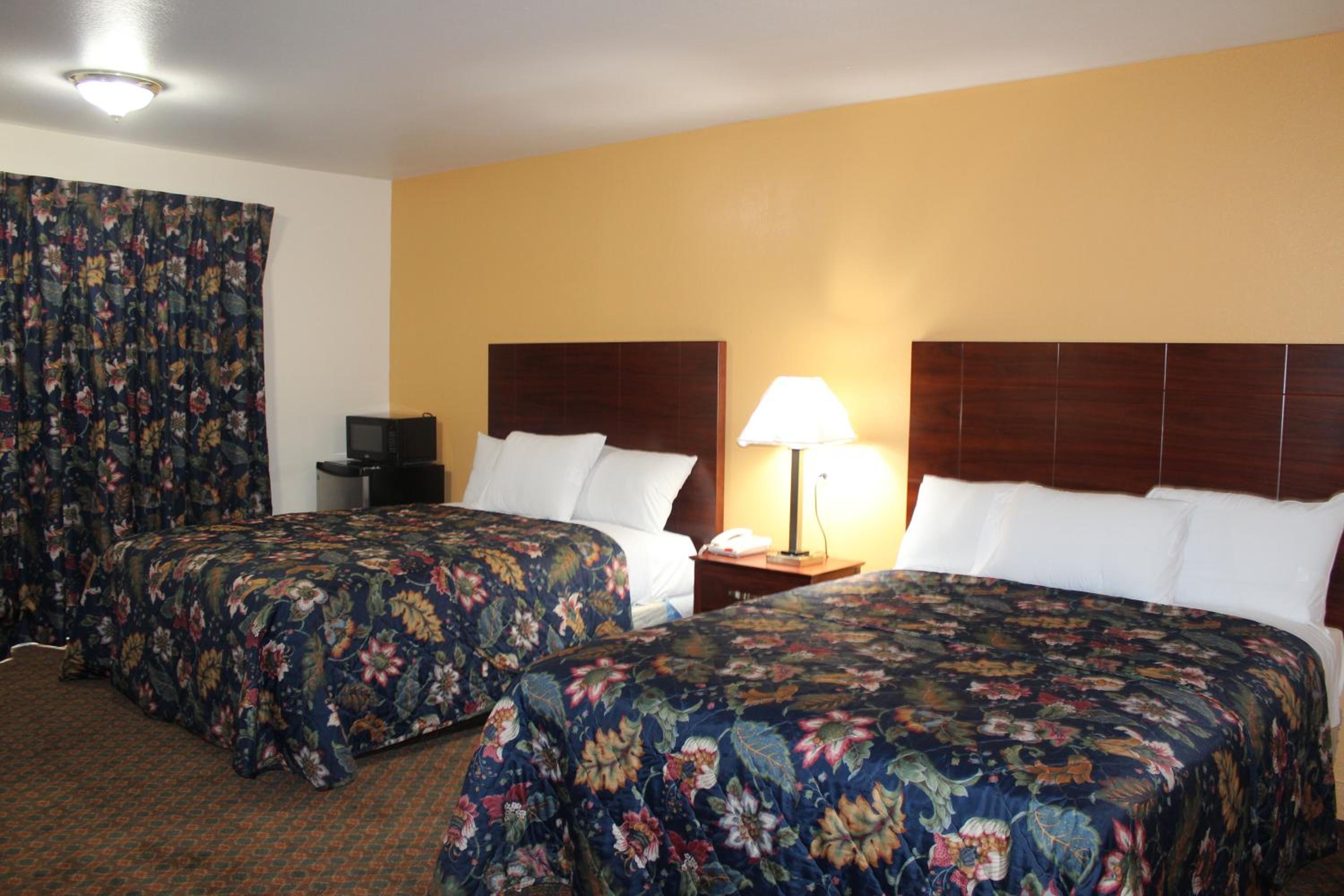 Queen Room with Two Queen Beds - Smoking