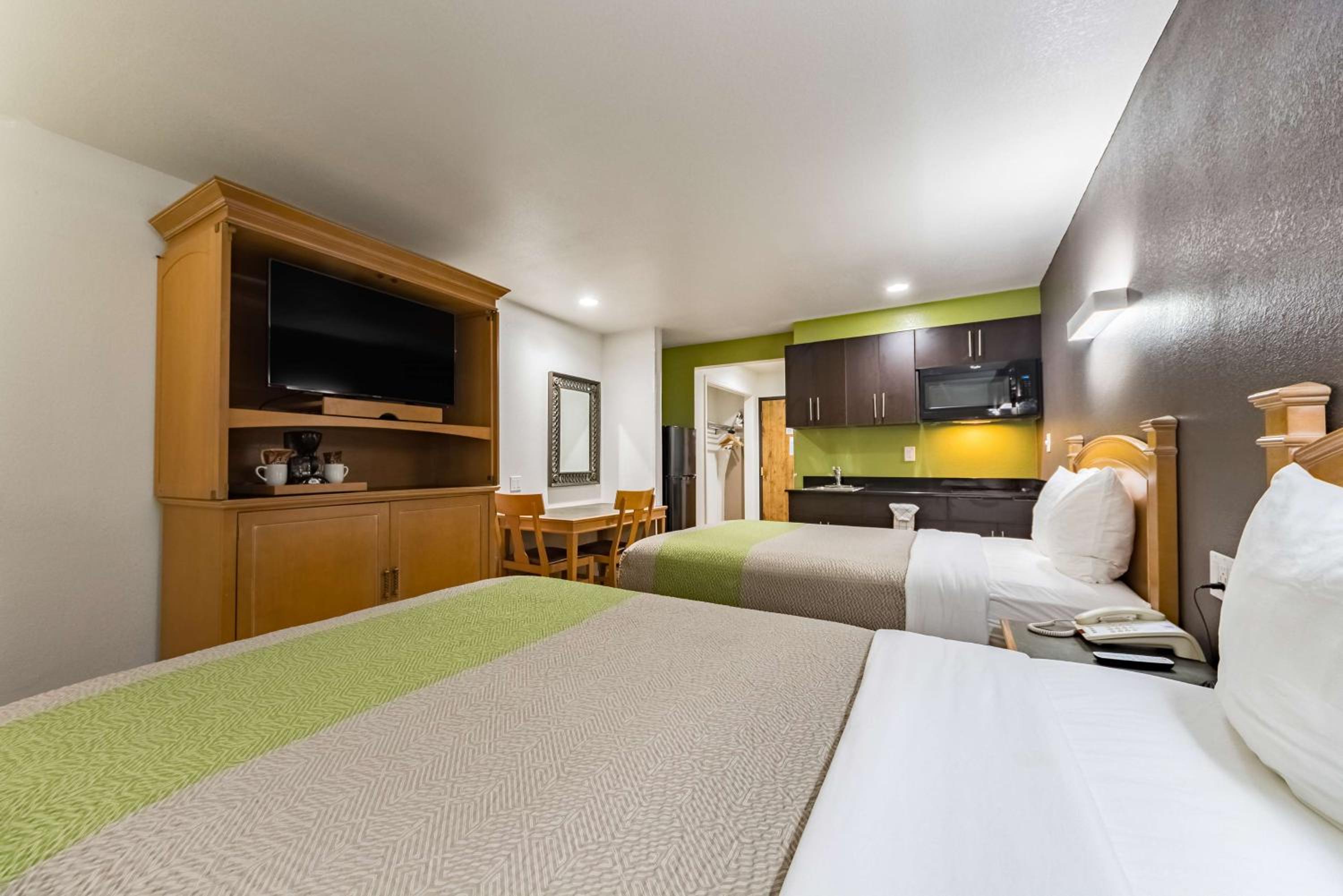 Quadruple Room - Disability Access - Non-Smoking photo 1