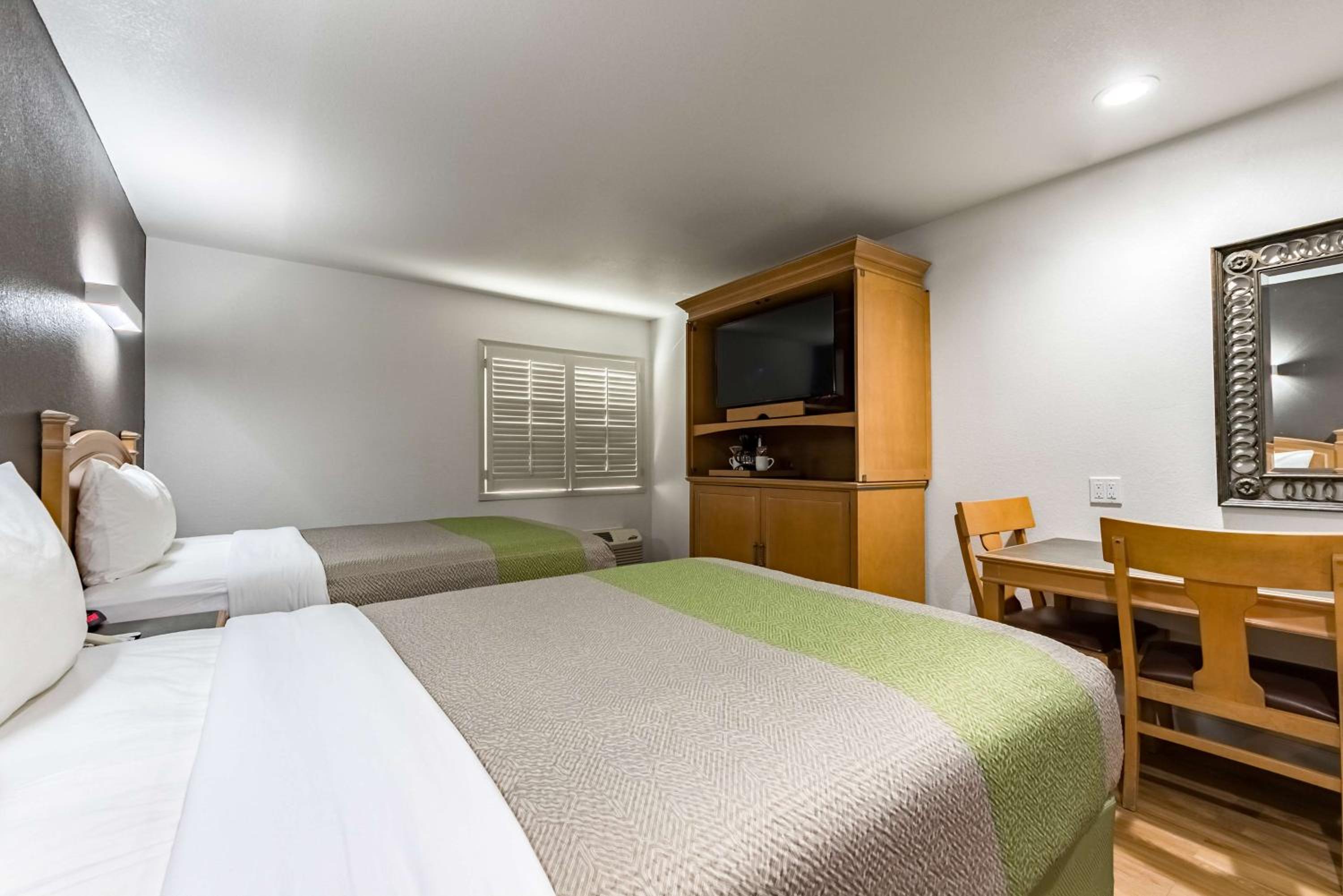 Quadruple Room - Disability Access - Non-Smoking photo 3