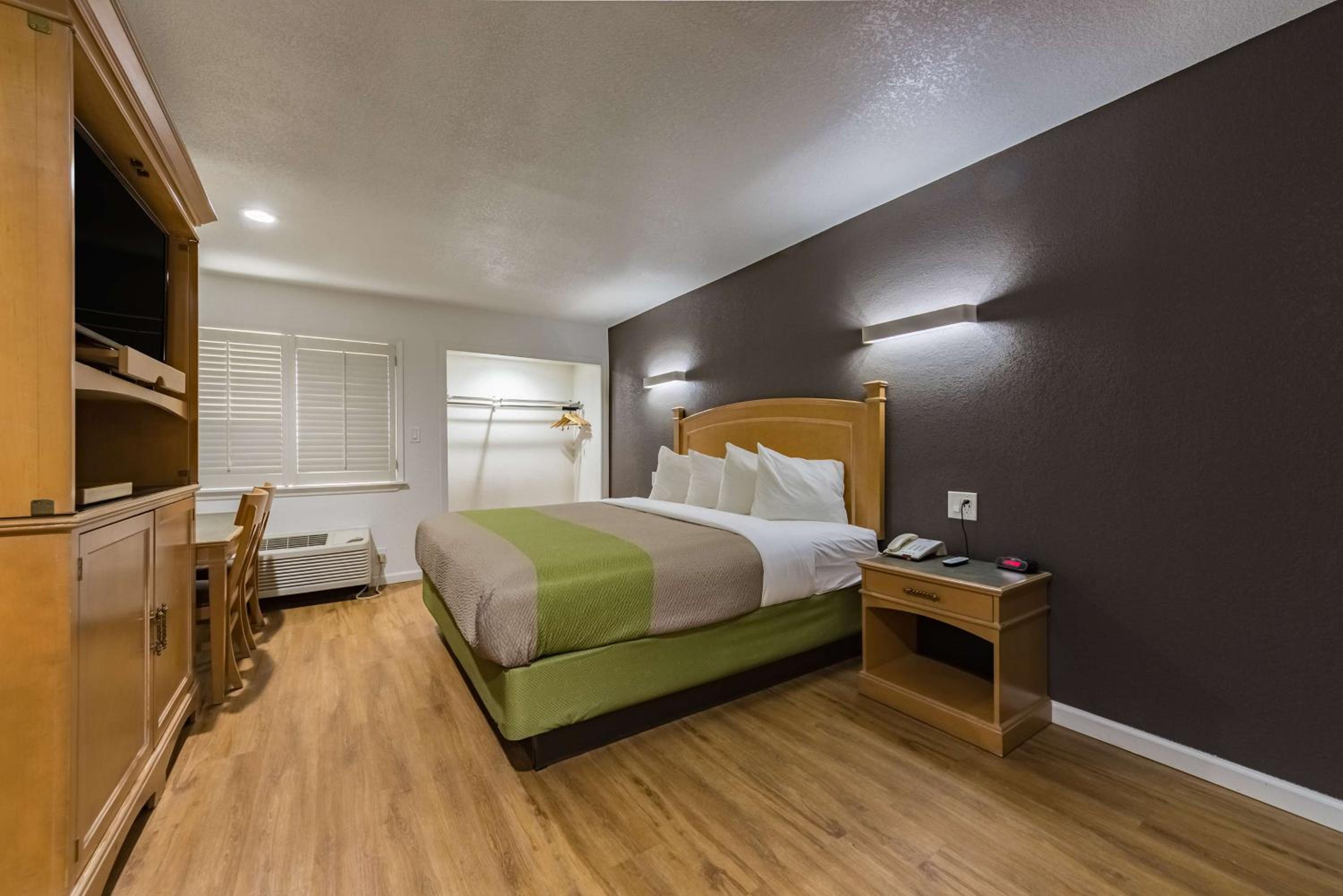 Deluxe King Room - Smoking photo 1