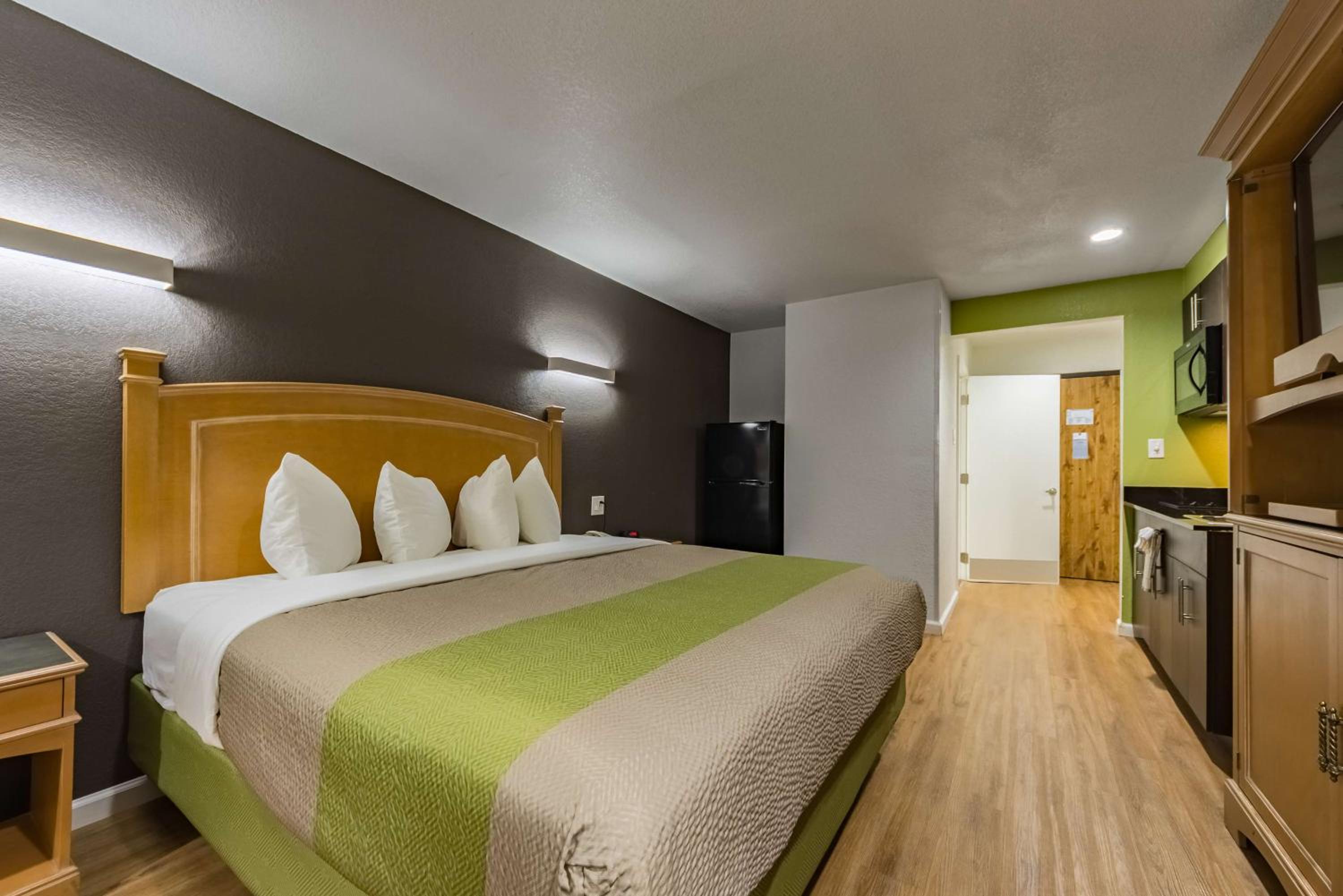 Deluxe King Room - Non-Smoking photo 3