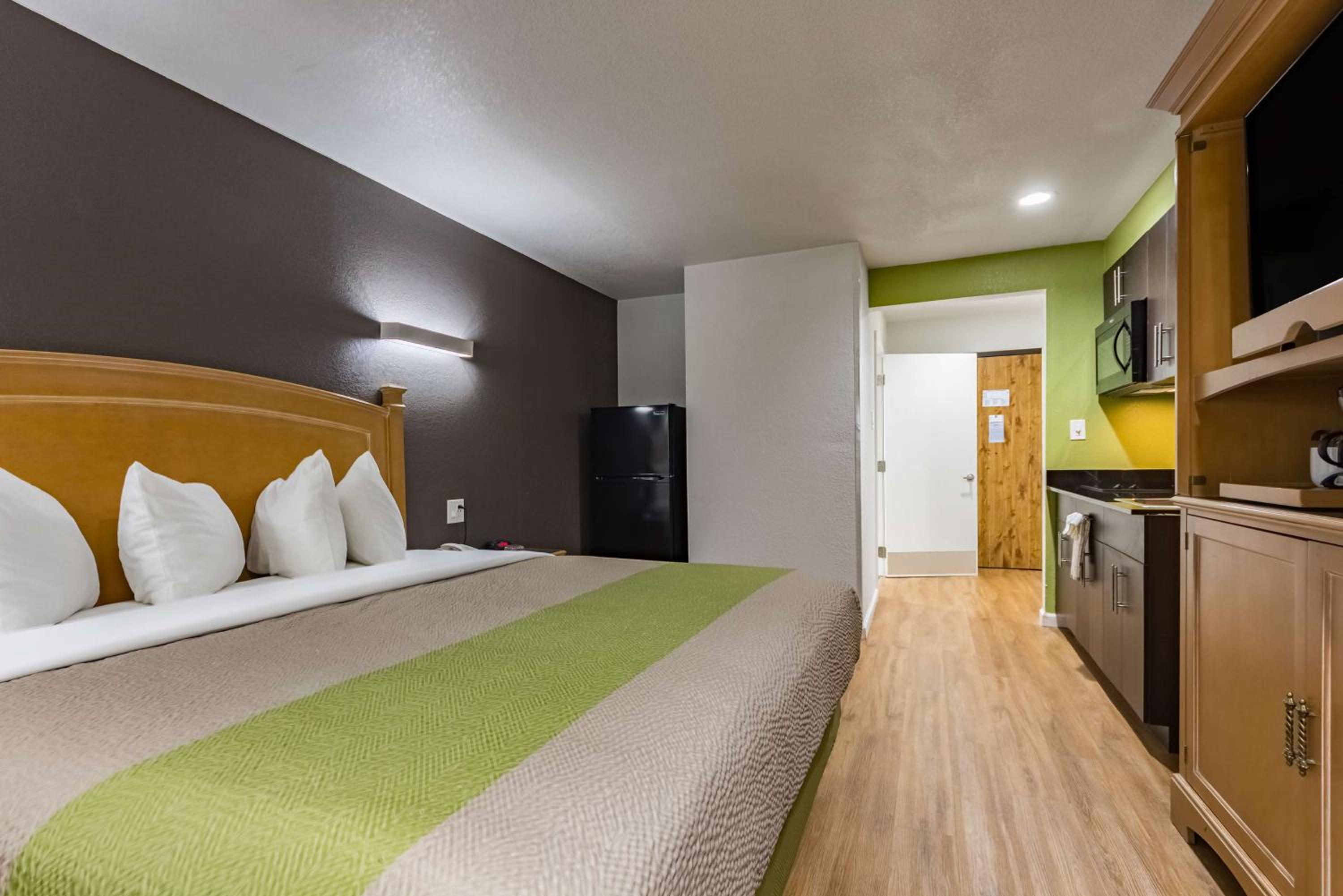King Room with Roll-in Shower - Disability Access - Non-Smoking photo 3