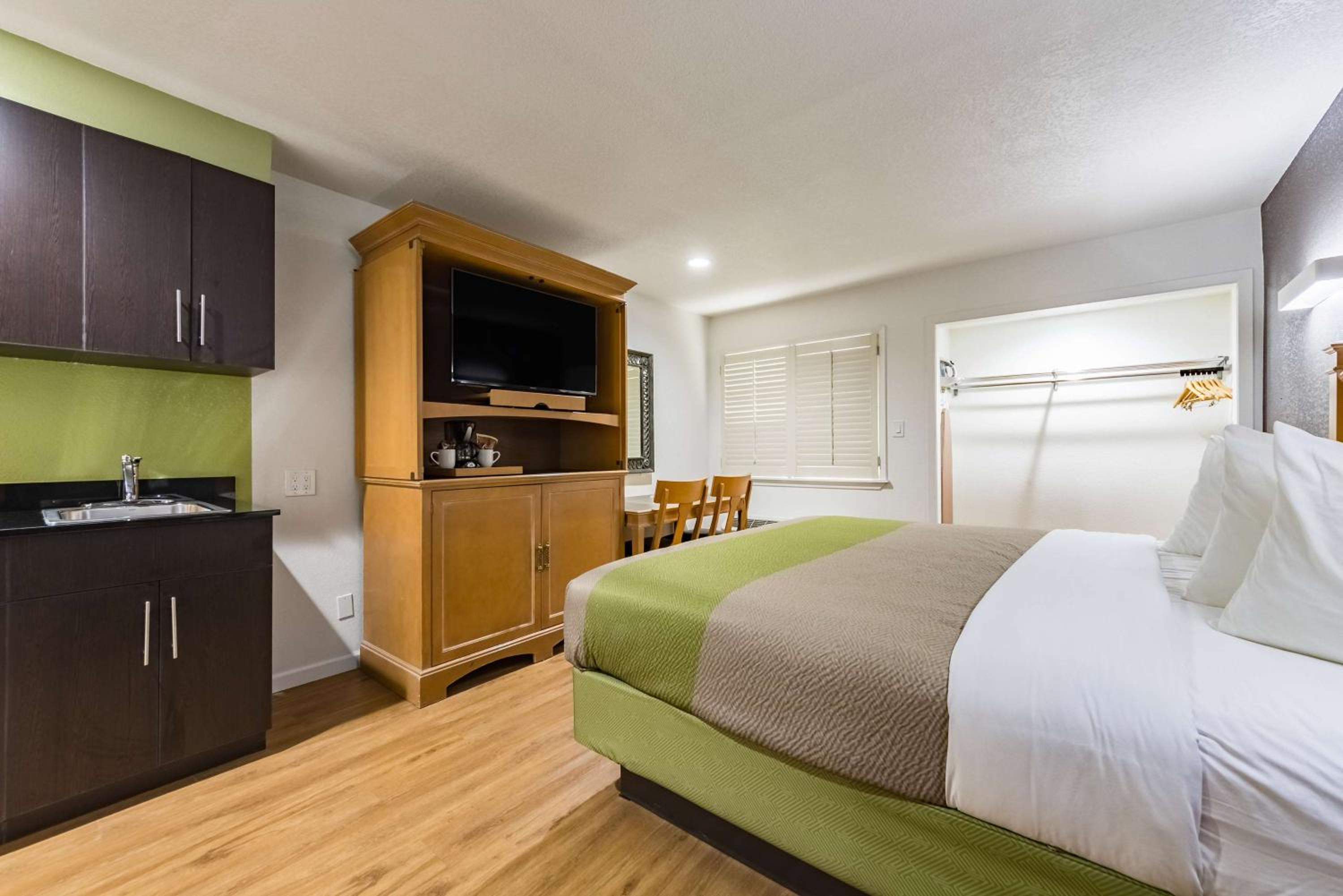 King Room with Roll-in Shower - Disability Access - Non-Smoking photo 2